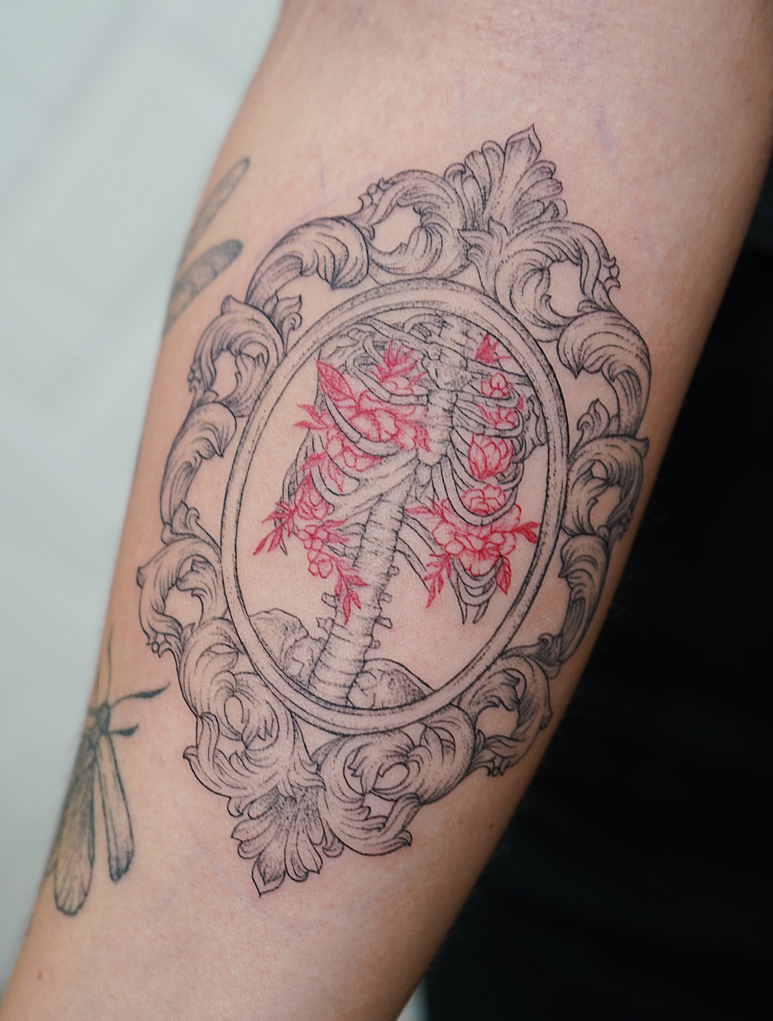 Tatuaje de mariposas dos en antebrazo, línea fina