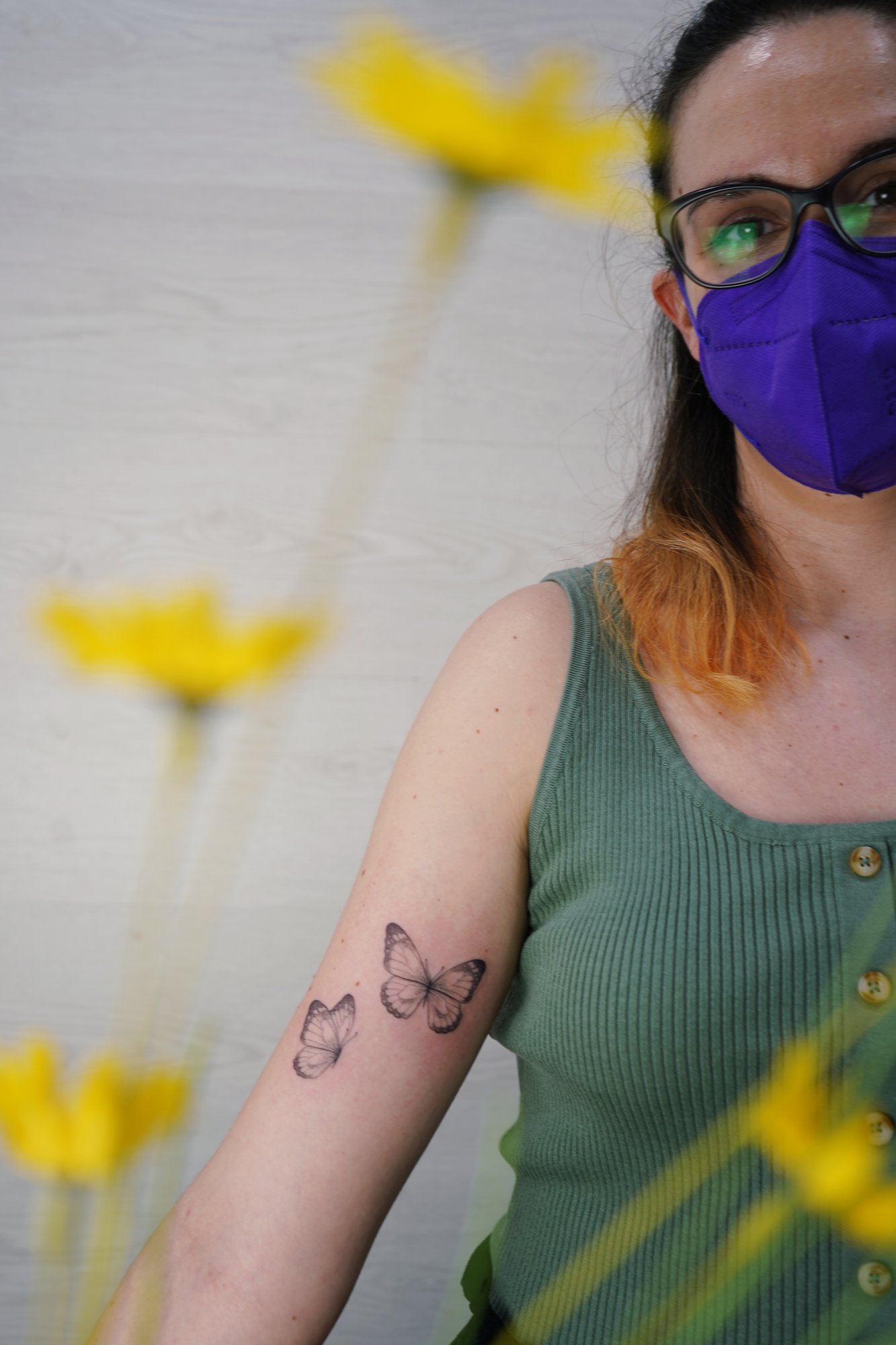 Tatuaje de mariposas micro realismo en zona desconocida, línea fina