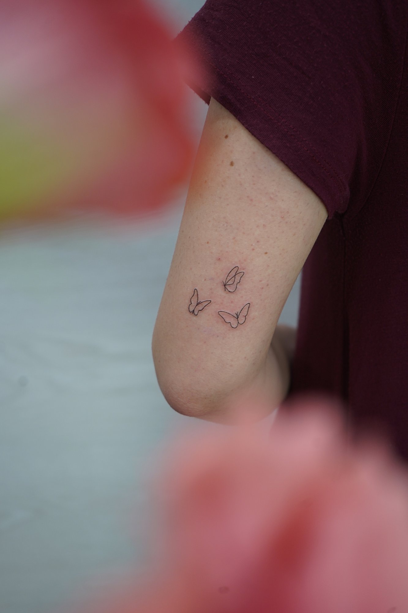Tatuaje de mariposas tres en zona desconocida, línea fina