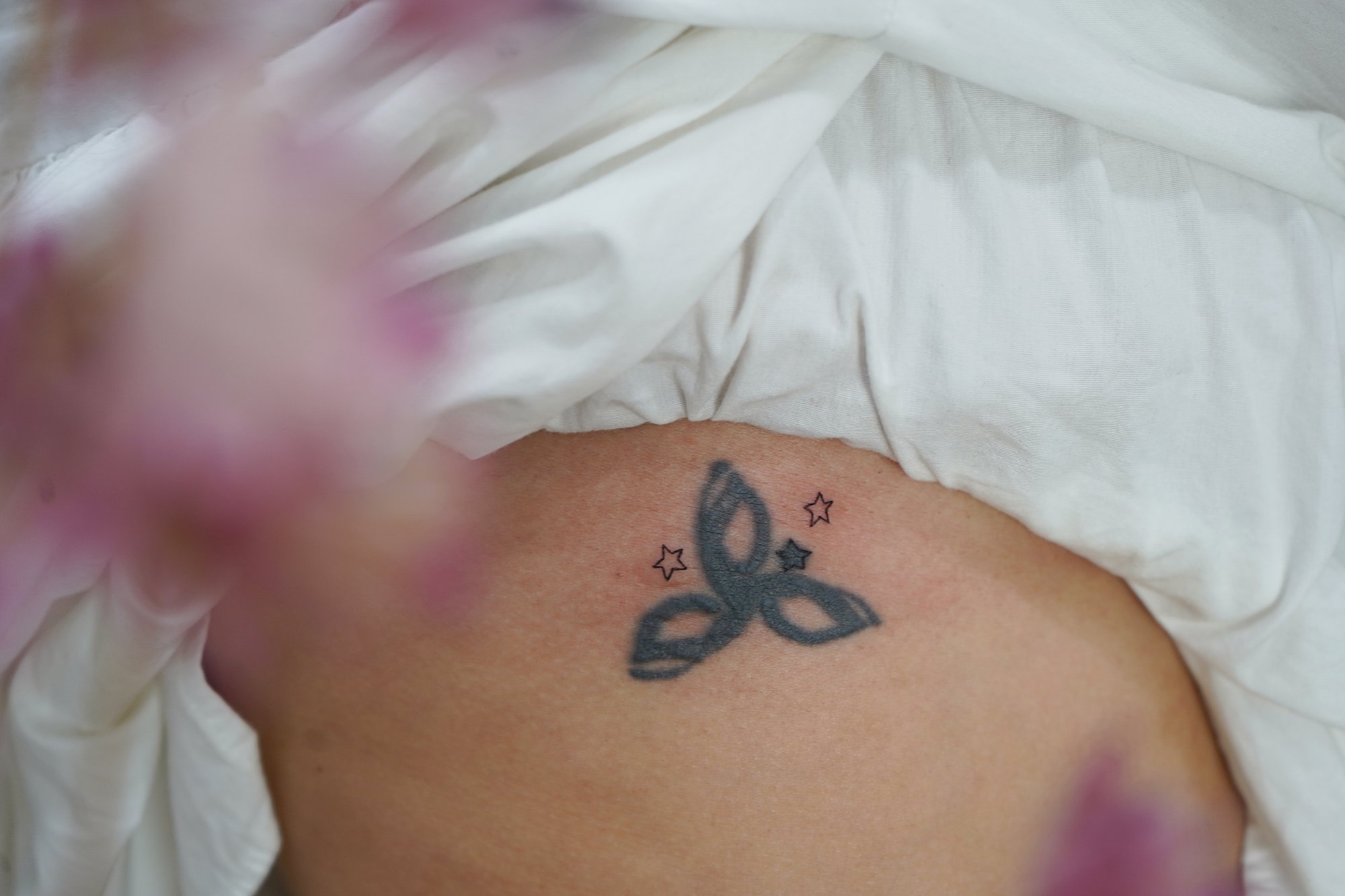Tatuaje de mariposas en zona desconocida, línea fina