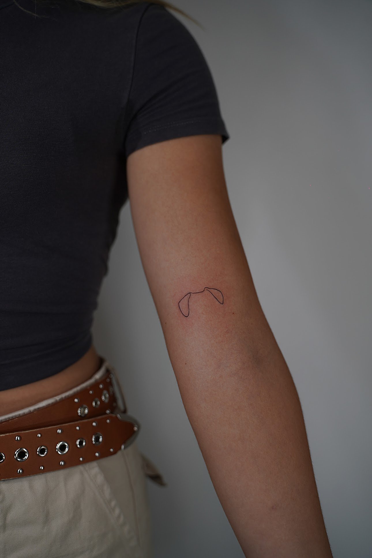 Tatuaje de nariz de perro lineal en brazo, línea fina