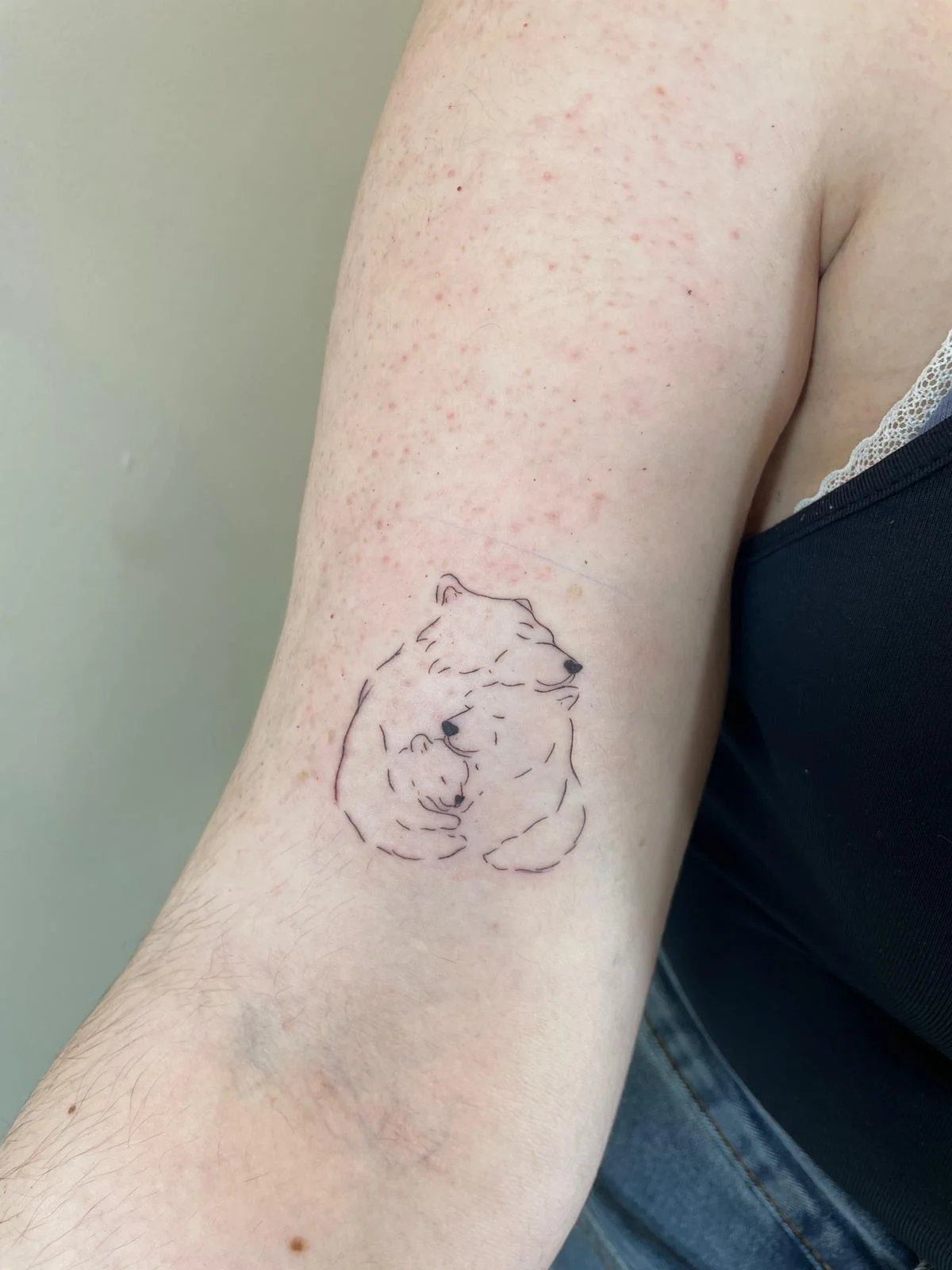 Tatuaje animales osos abrazandose familia antebrazo