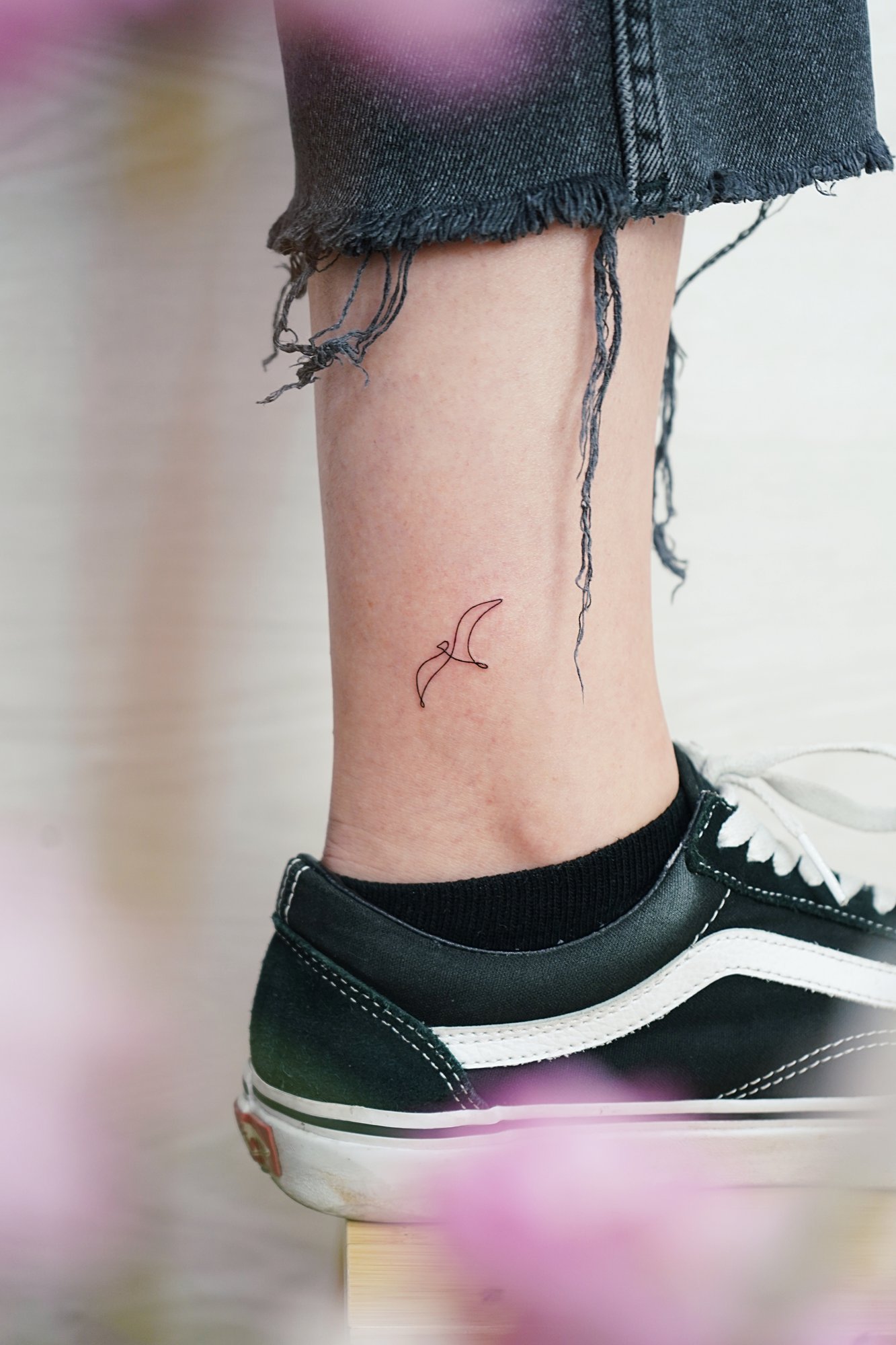Tatuaje de pajaro lineal en zona desconocida, línea fina
