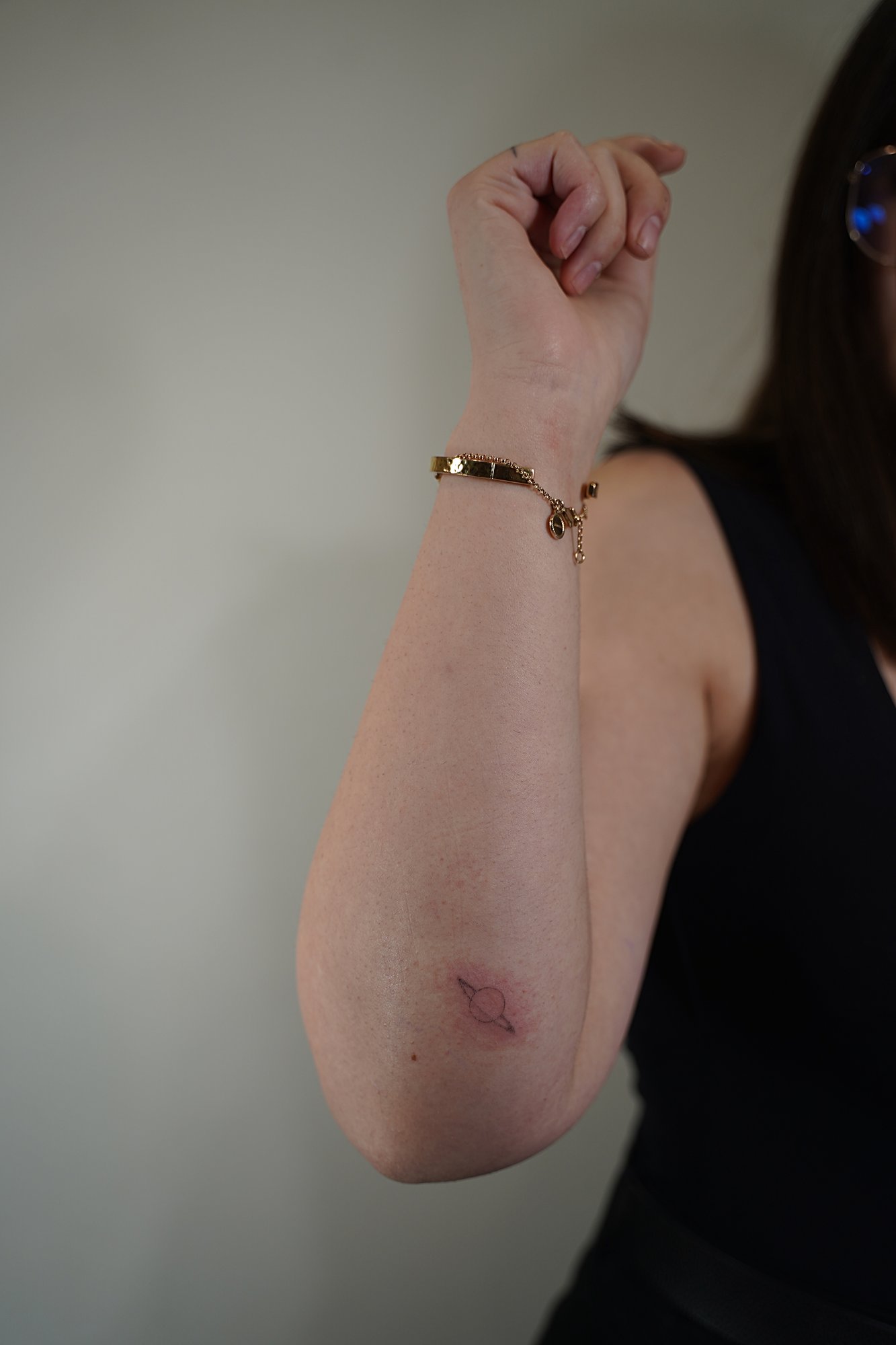 Tatuaje de pajaro lineal en zona desconocida, línea fina