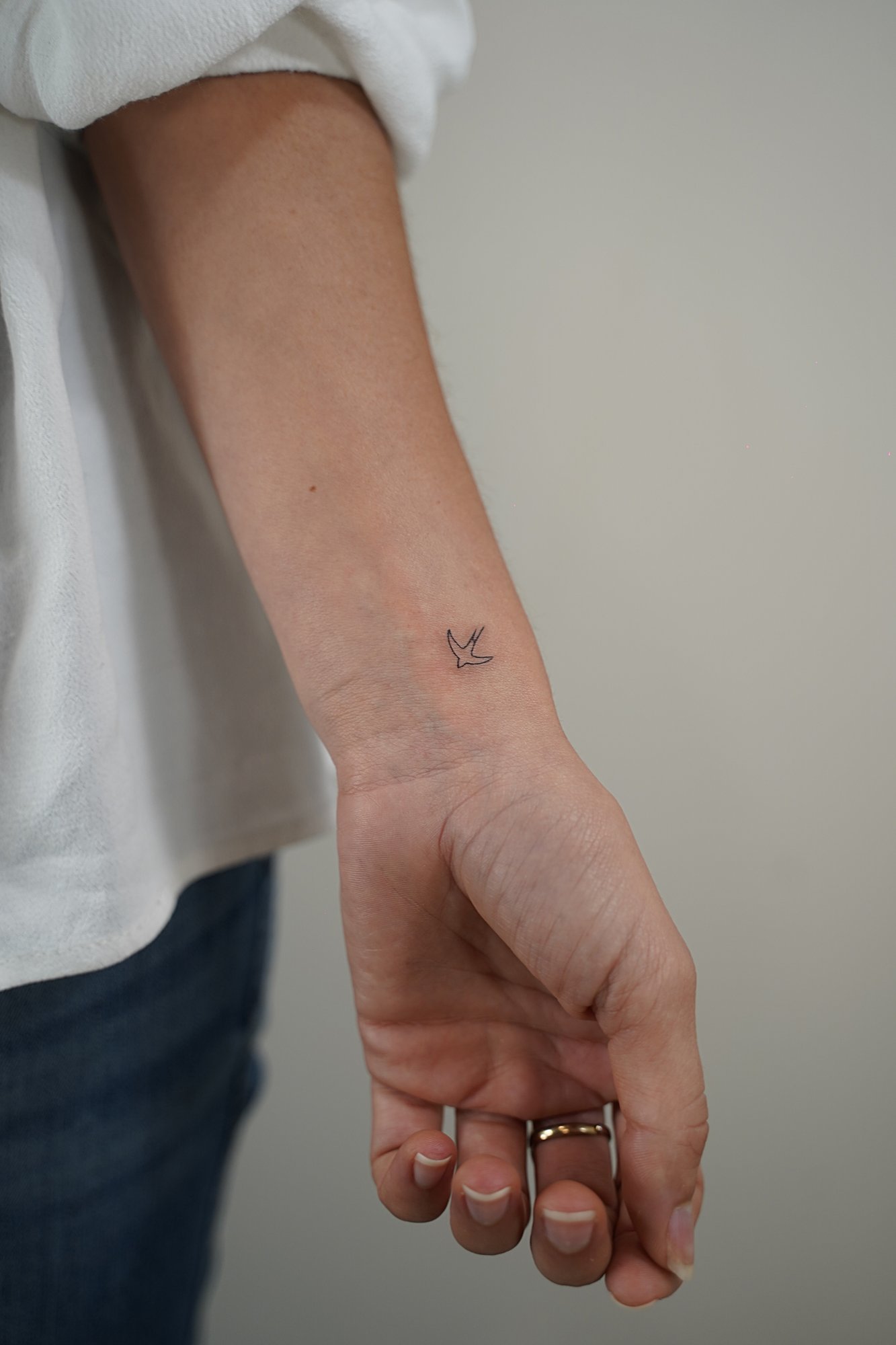 Tatuaje de pajaro simple en zona desconocida, línea fina