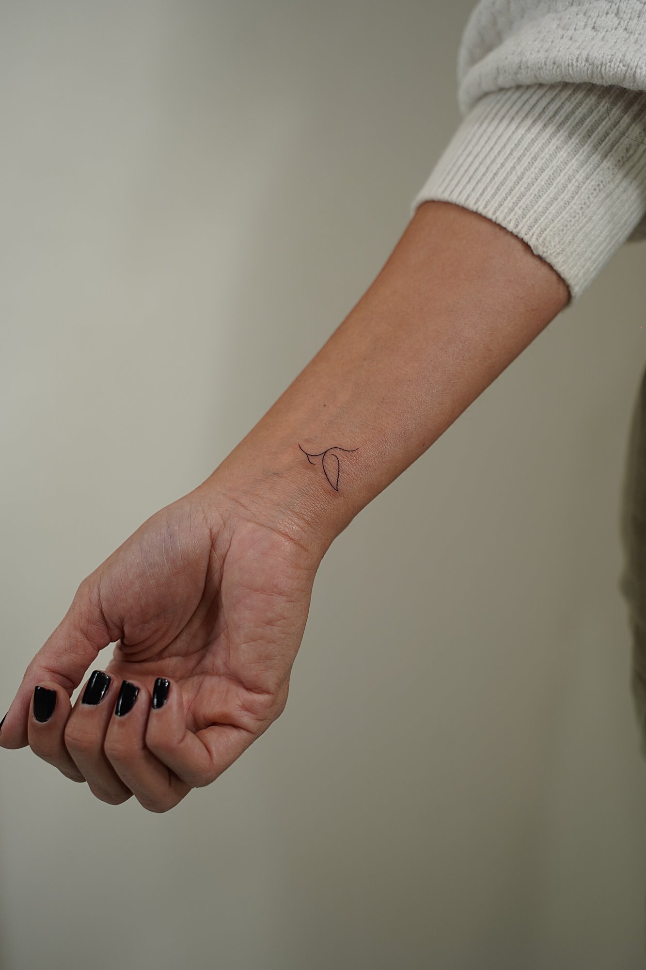 Tatuaje de pajaro simple en zona desconocida, línea fina