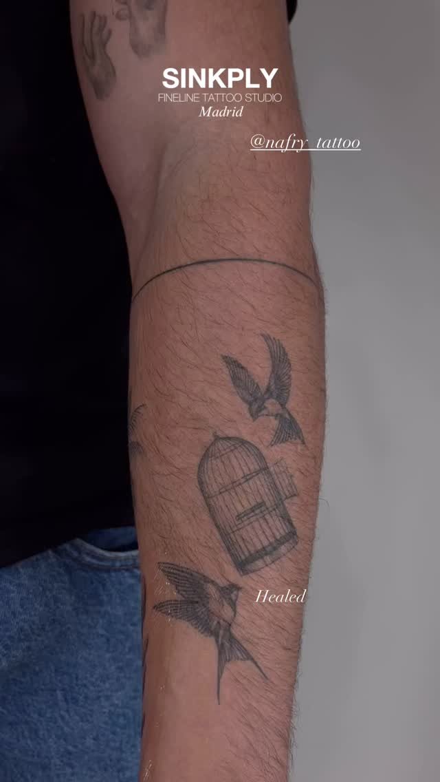 Tatuaje de pajaros saliendo de jaula en antebrazo, línea fina