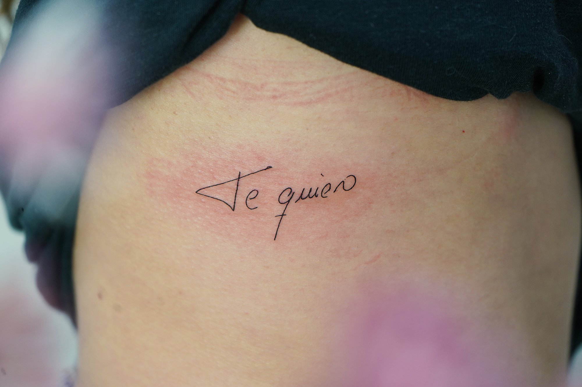 Tatuaje de pajaros en codo, línea fina