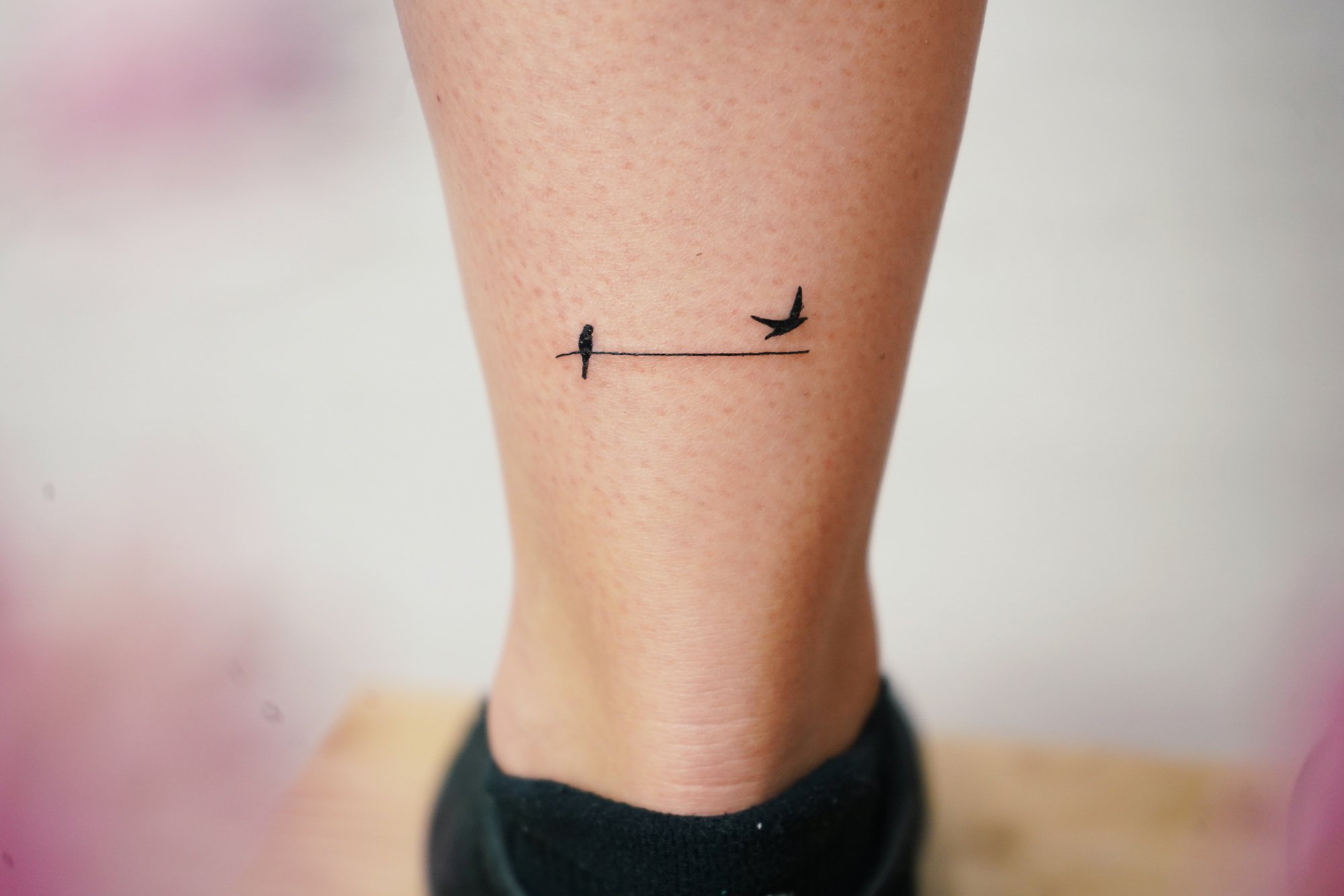 Tatuaje de pajaros en zona desconocida, línea fina