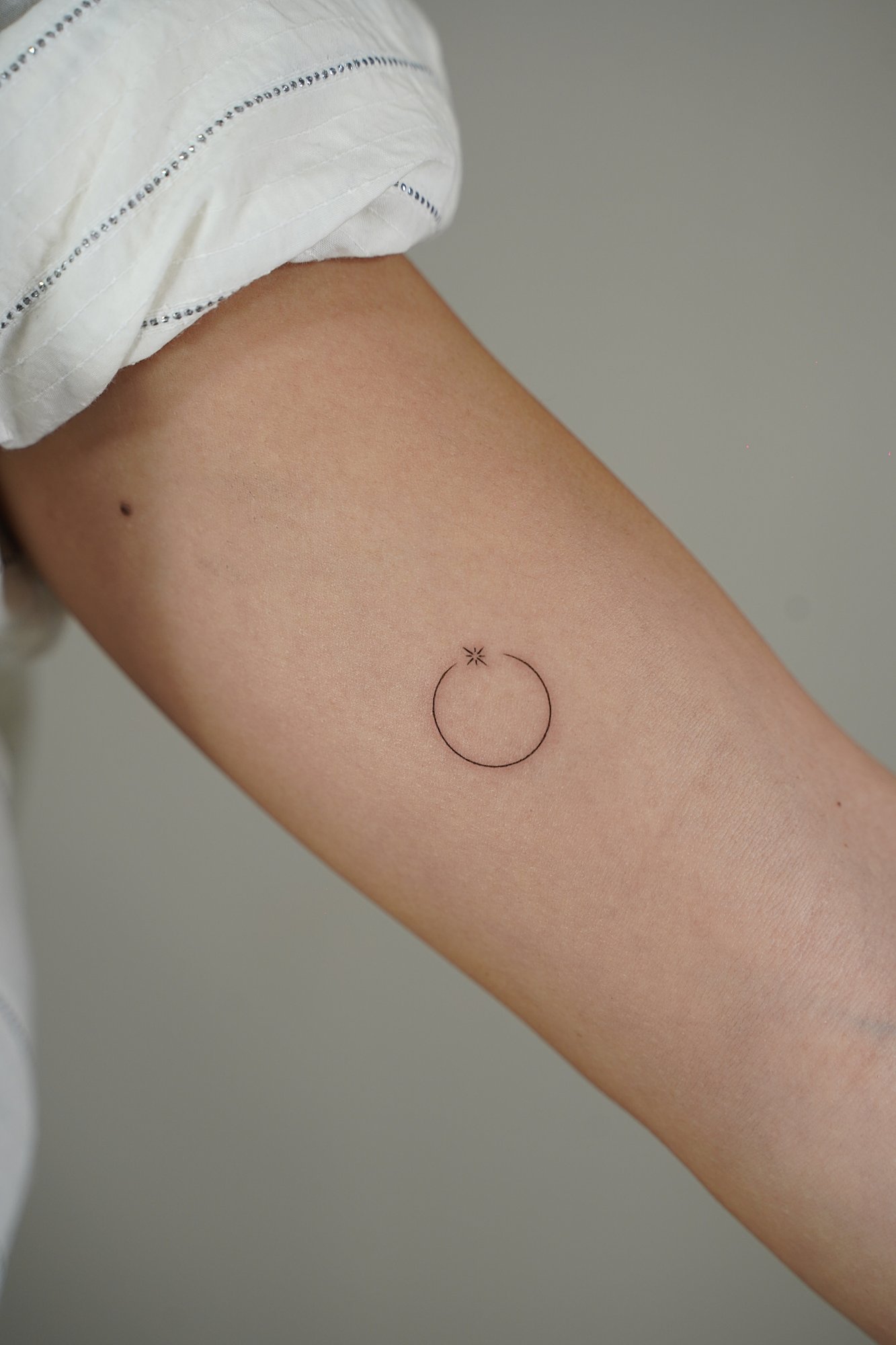 Tatuaje de peces yin yang en zona desconocida, línea fina