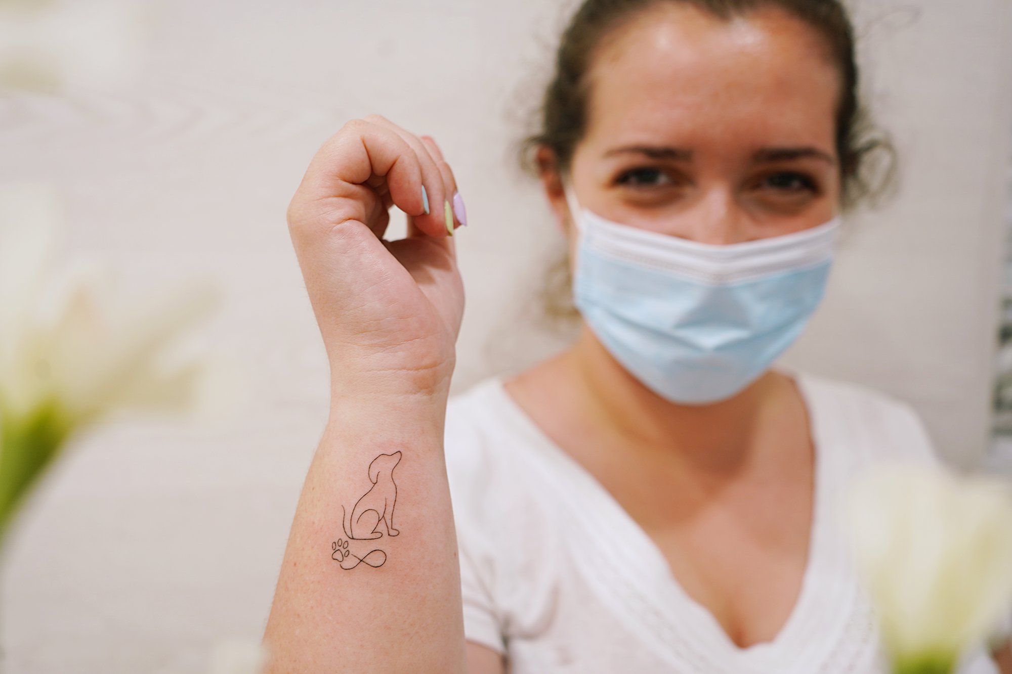 Tatuaje de perro lineal en zona desconocida, línea fina