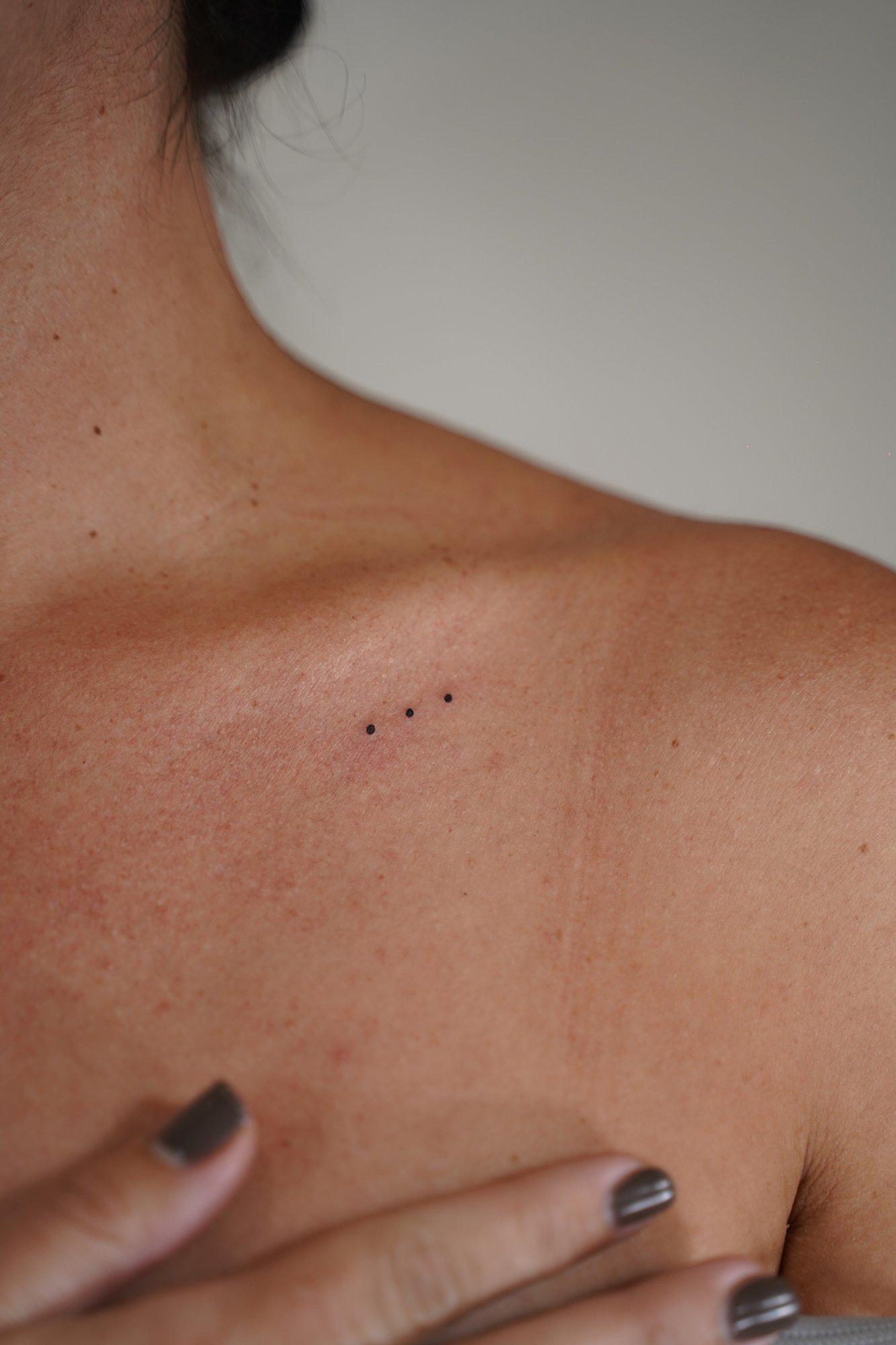 Tatuaje de perro lineal en zona desconocida, línea fina