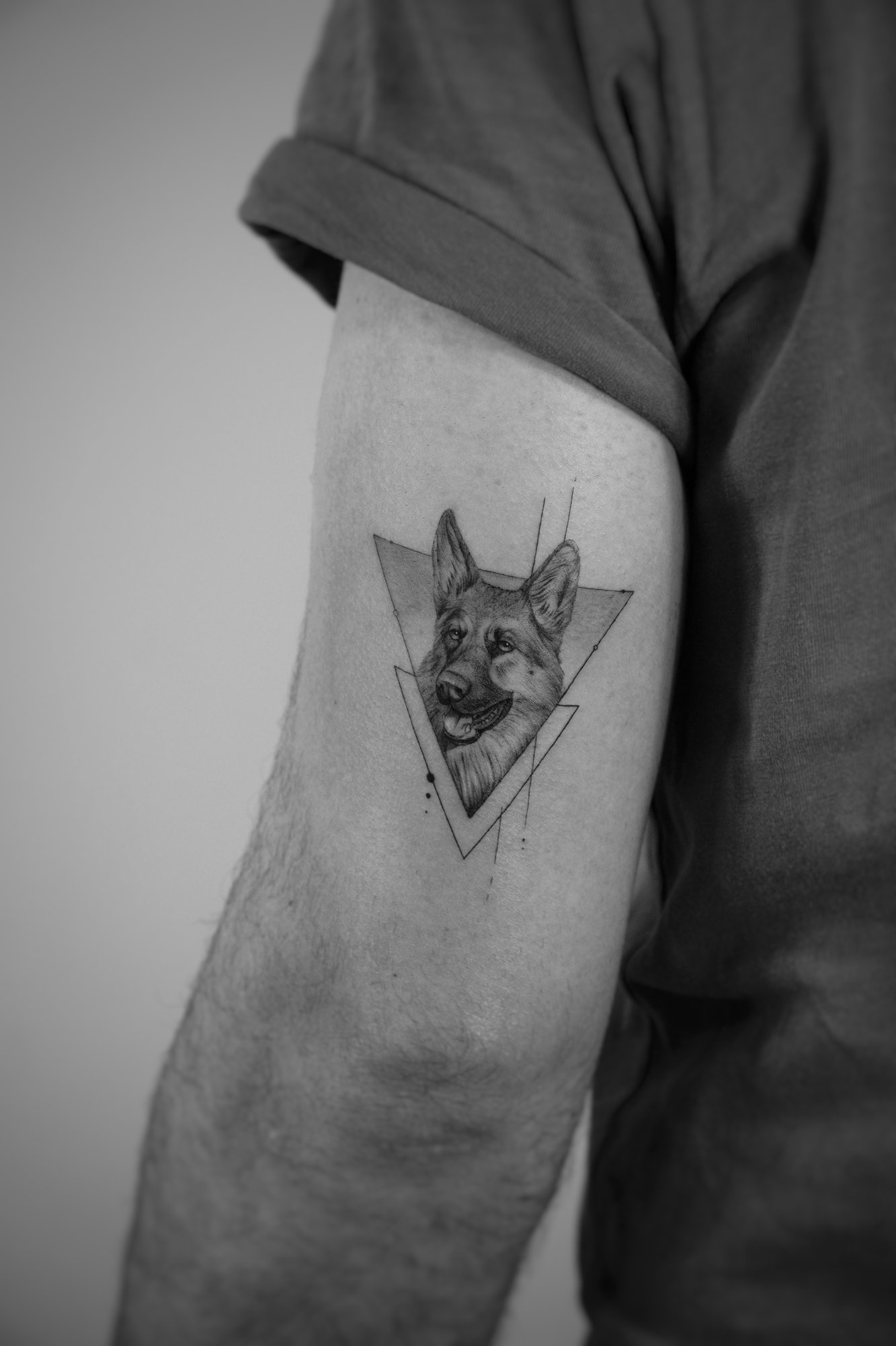 Tatuaje de perro realista en zona desconocida, línea fina