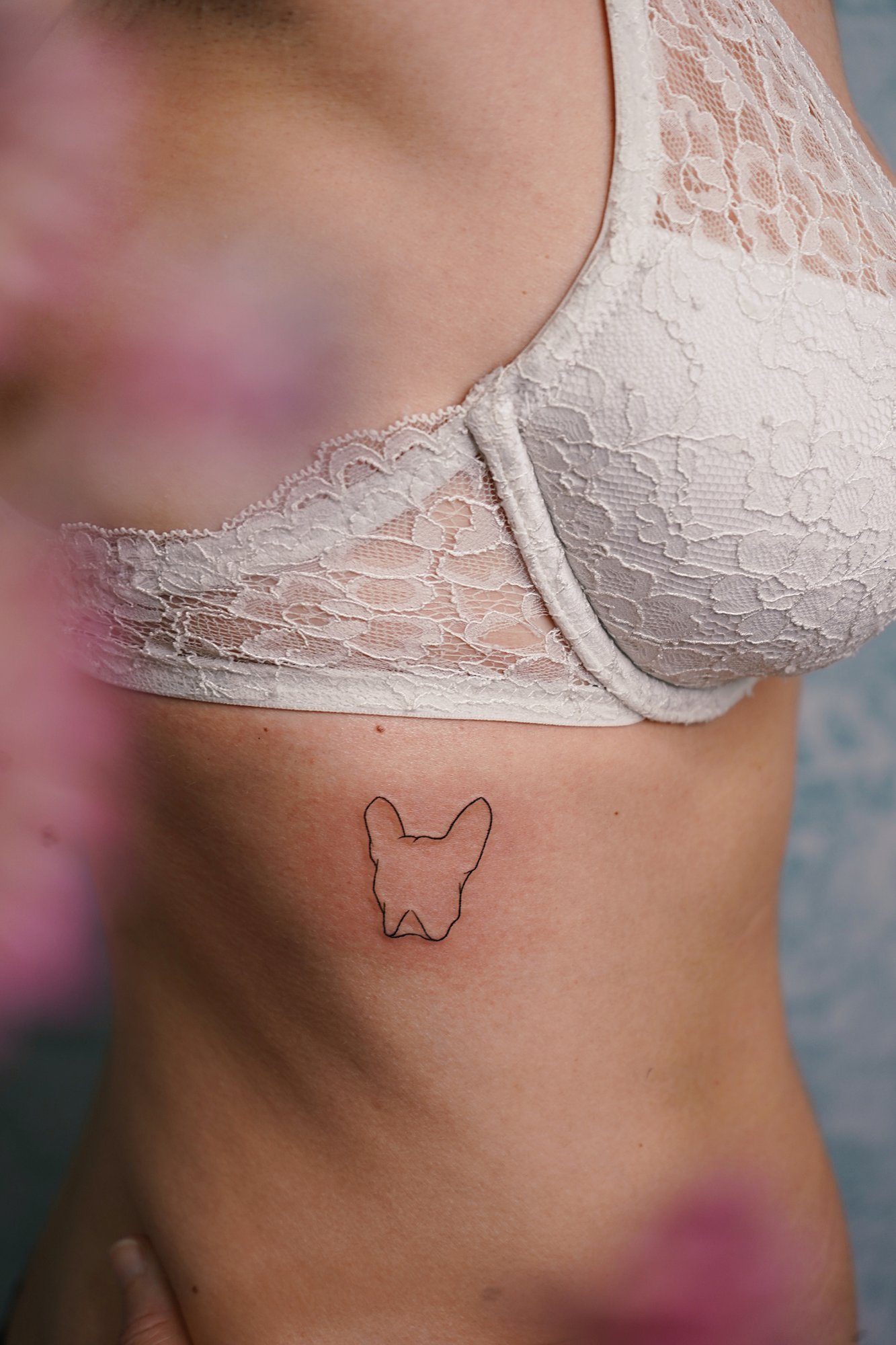 Tatuaje de perro silueta en costilla, línea fina