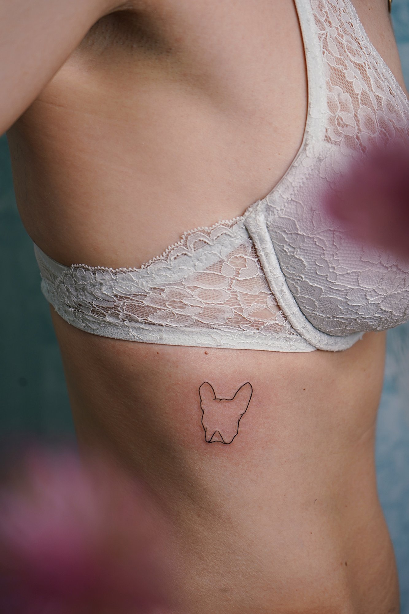 Tatuaje de perro silueta en costilla, línea fina