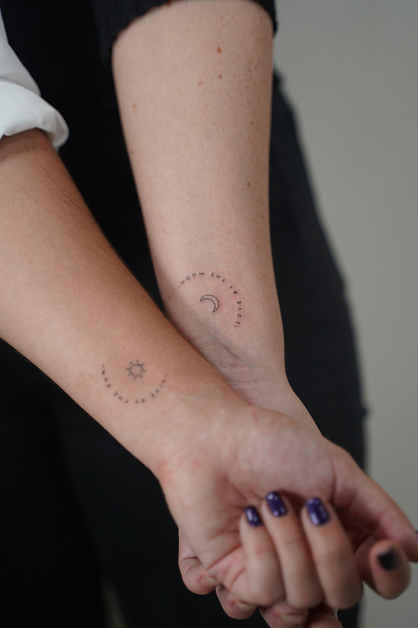 Tatuaje de pez simple en zona desconocida, línea fina