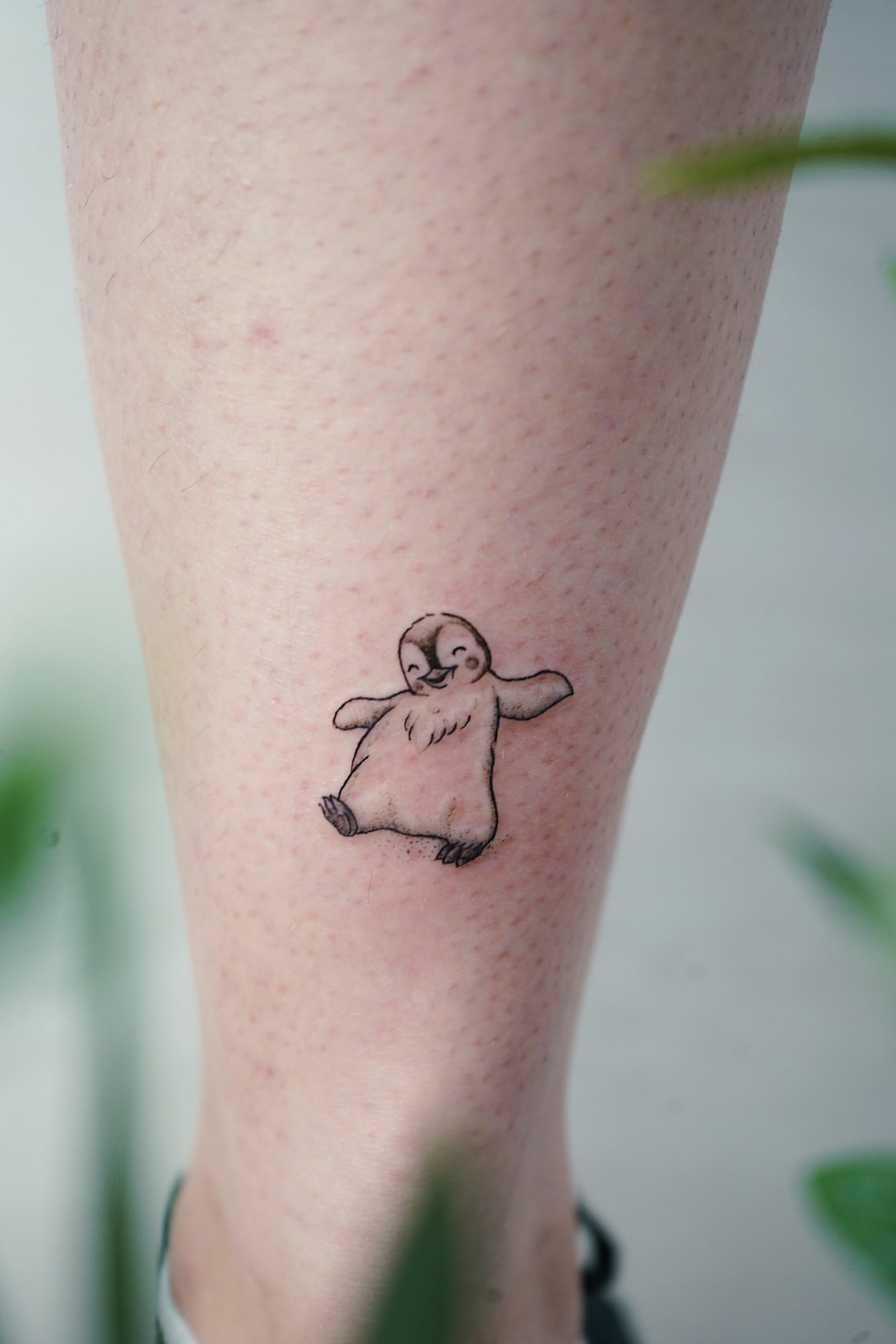 Tatuaje de pinguino en tobillo, línea fina