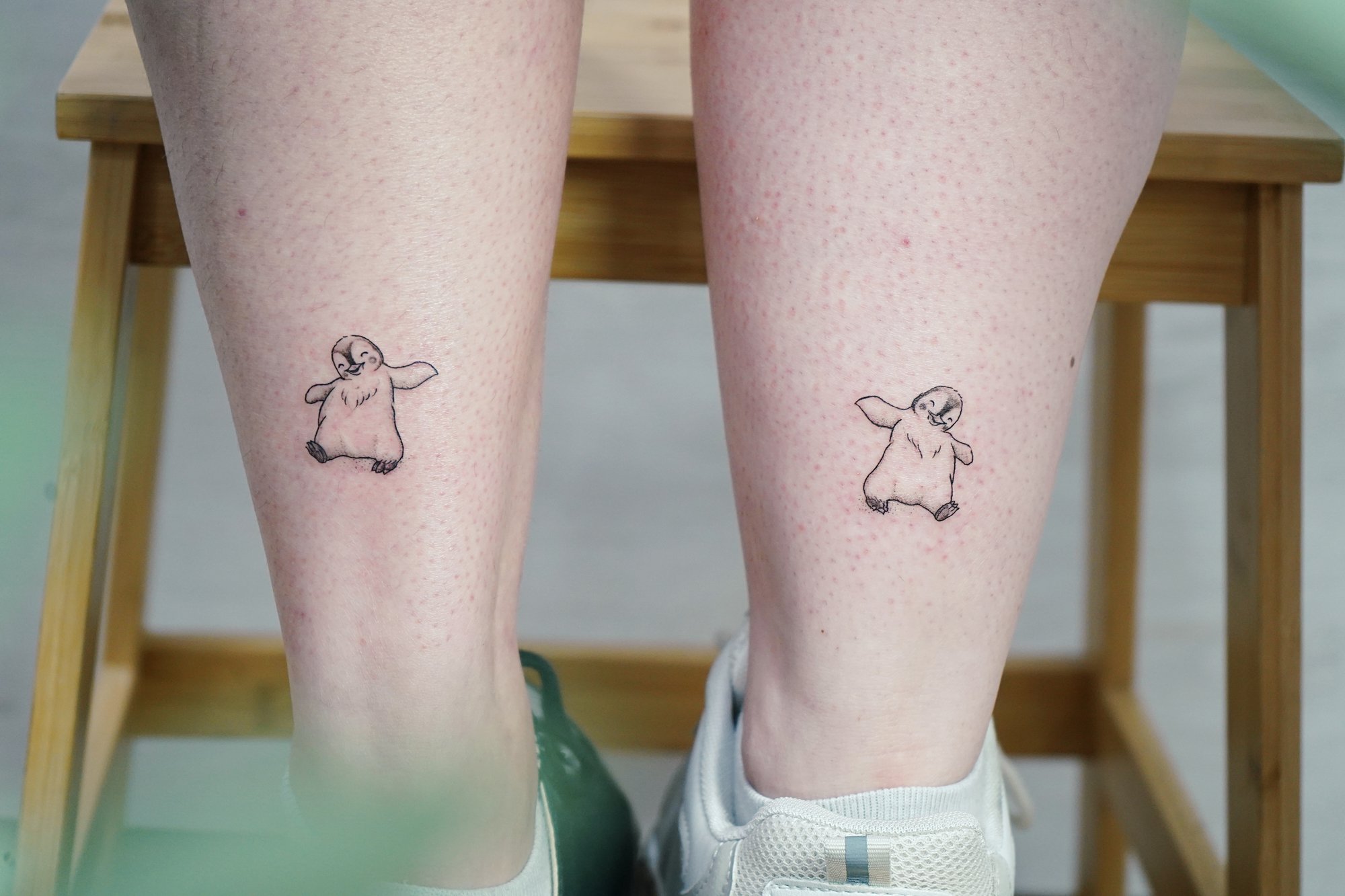 Tatuaje de pinguino en tobillo, línea fina