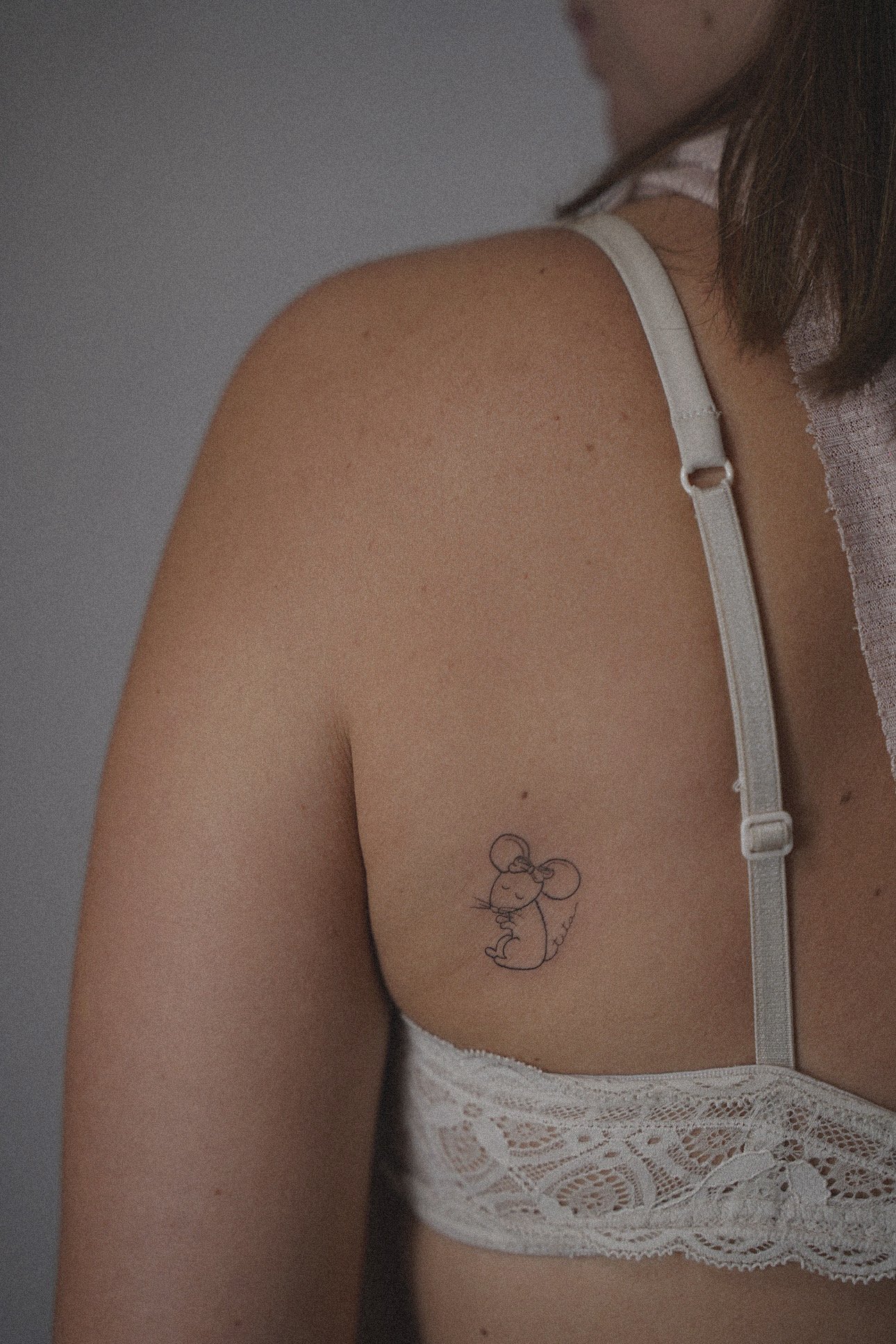 Tatuaje de raton tierno linea fina en costilla, línea fina
