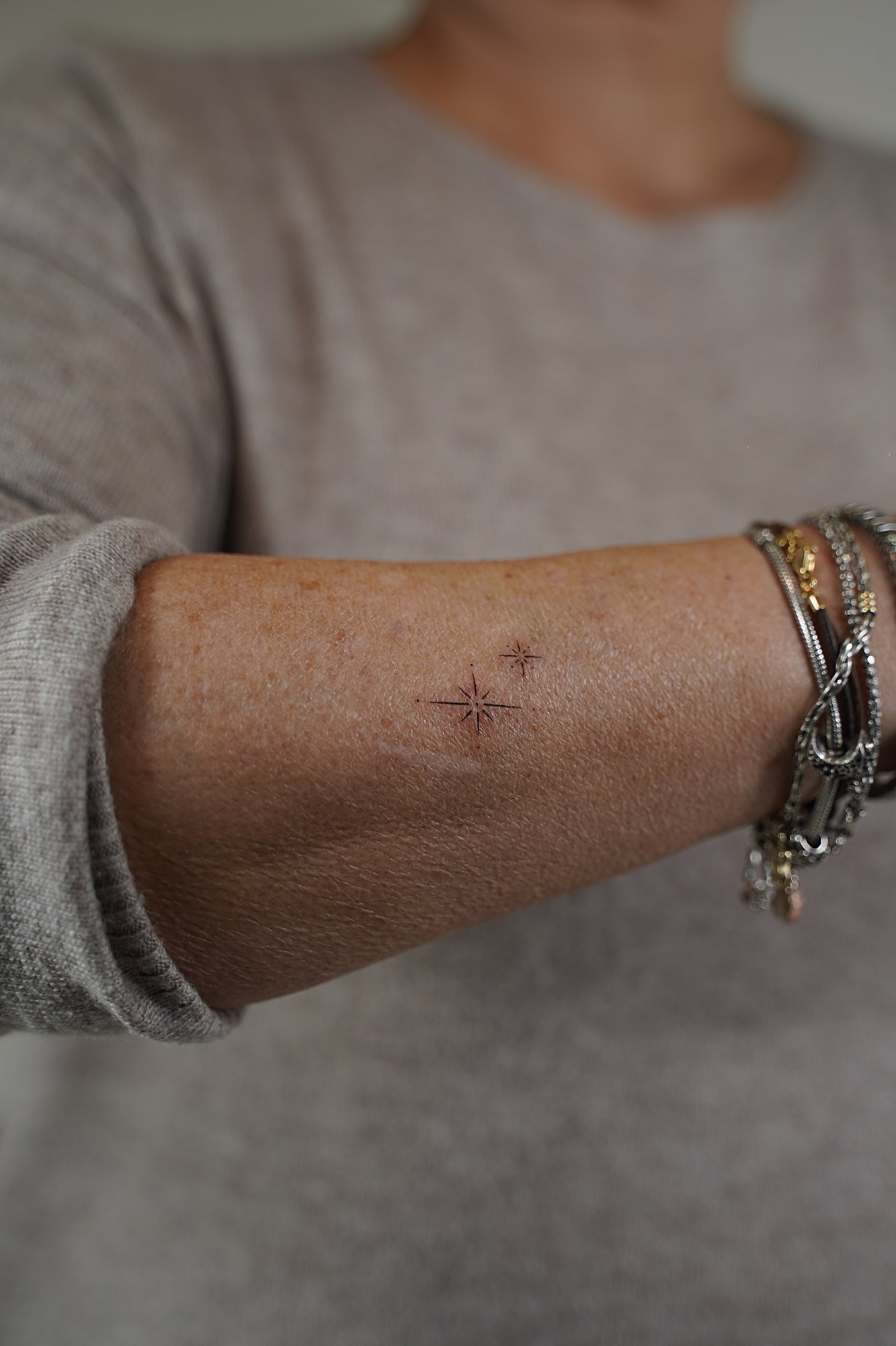 Tatuaje de salamandra en costilla, línea fina
