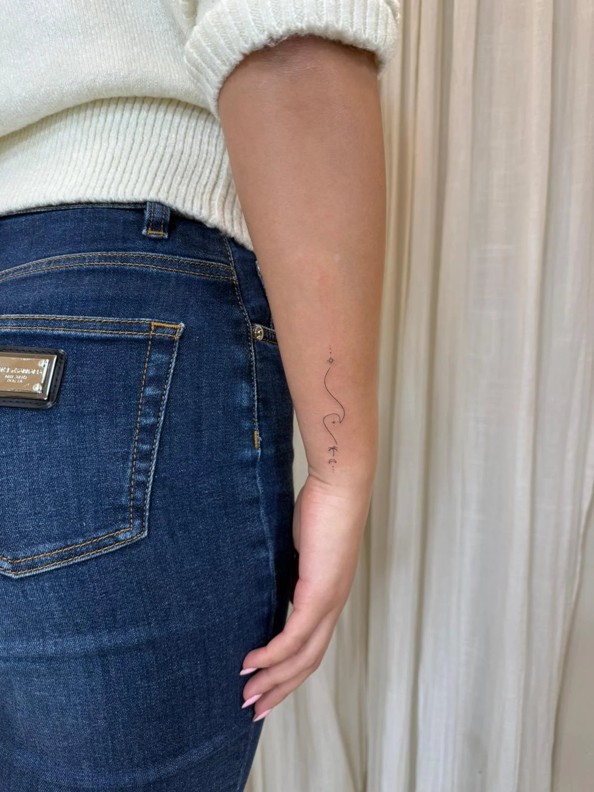 Tatuaje animales serpiente curva minimalista antebrazo