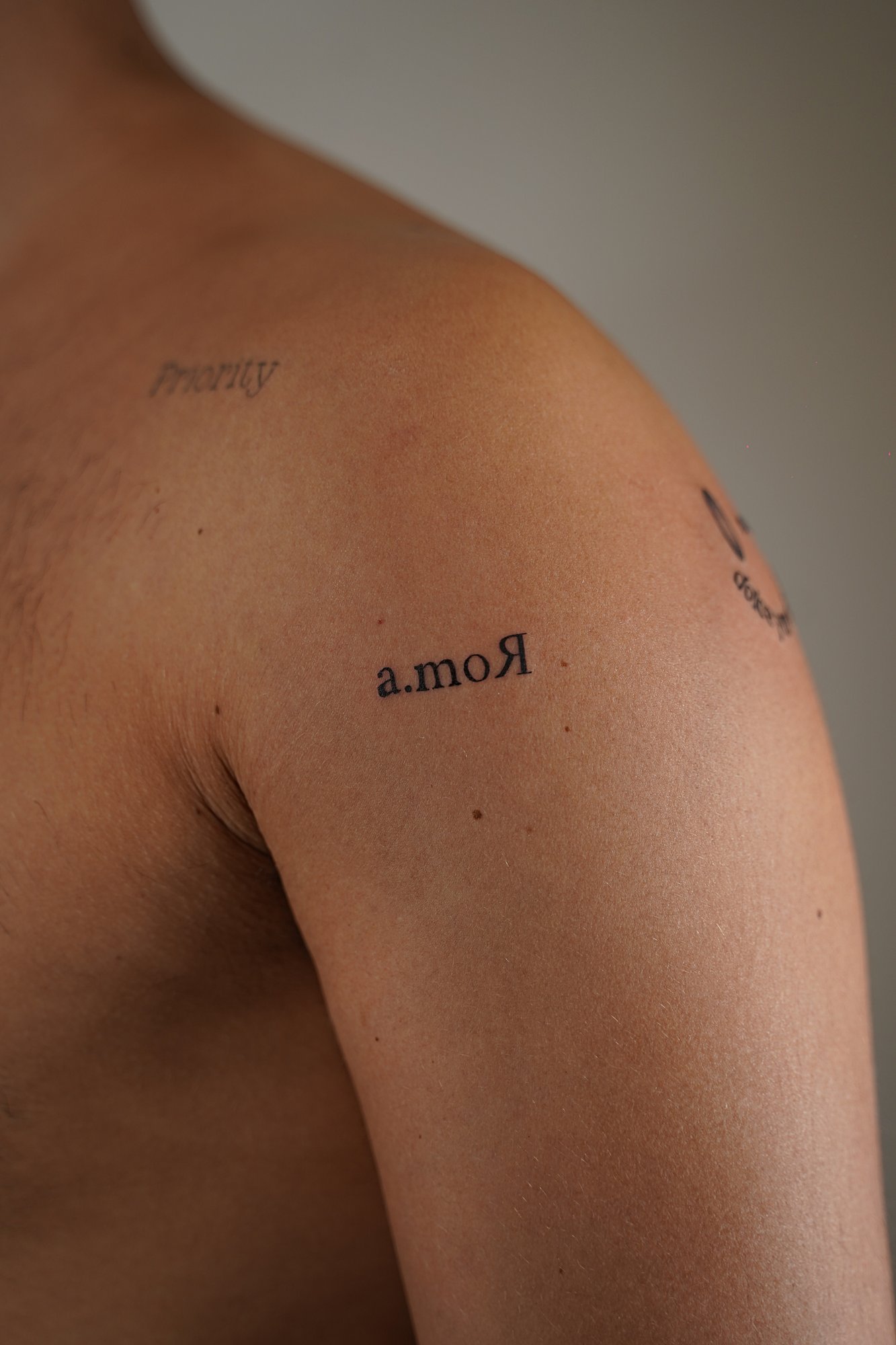Tatuaje de tiburon persona en zona desconocida, línea fina