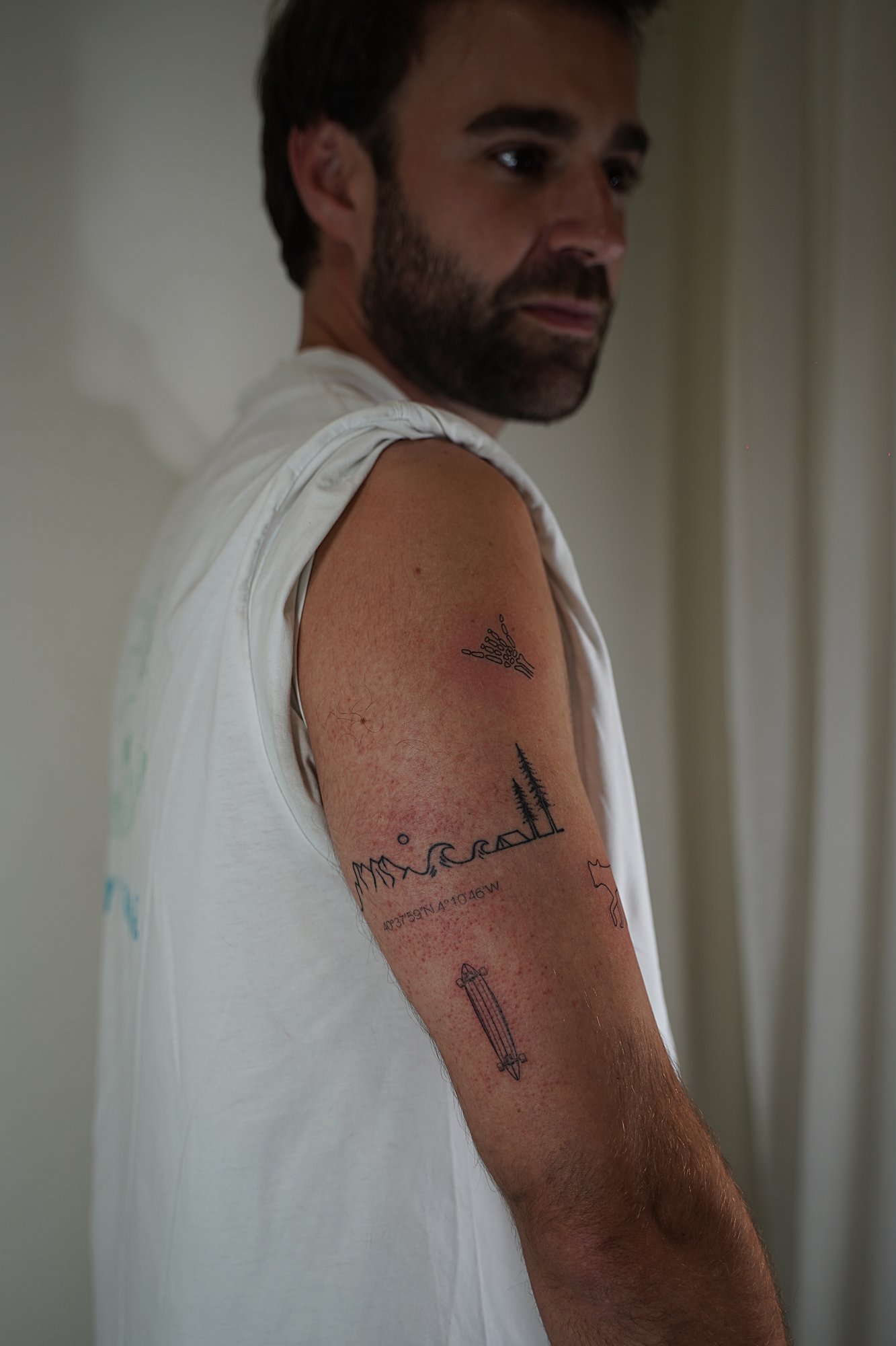 Tatuaje de zorro esqueleto en zona desconocida, línea fina
