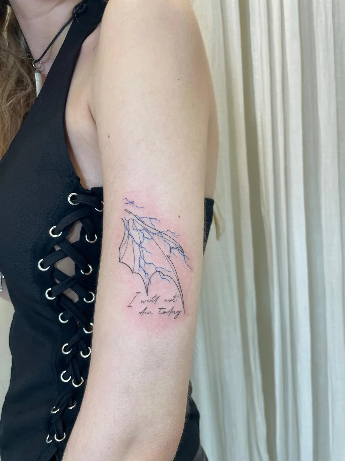Tatuaje dragon con frase fine line antebrazo