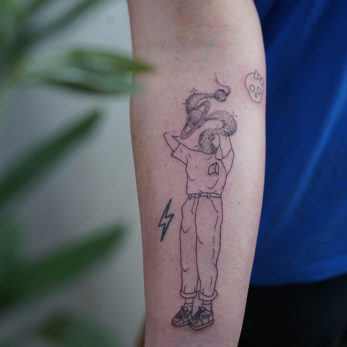 Tatuaje de astro en antebrazo, línea fina Sinkply Madrid