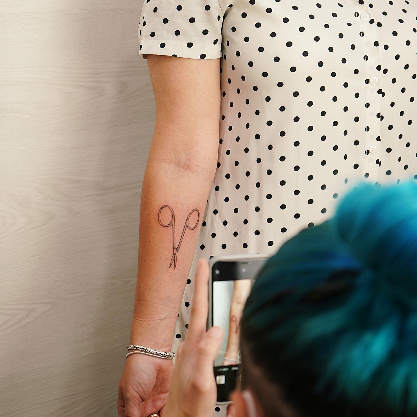 Tatuaje de astro en antebrazo, línea fina Sinkply Madrid