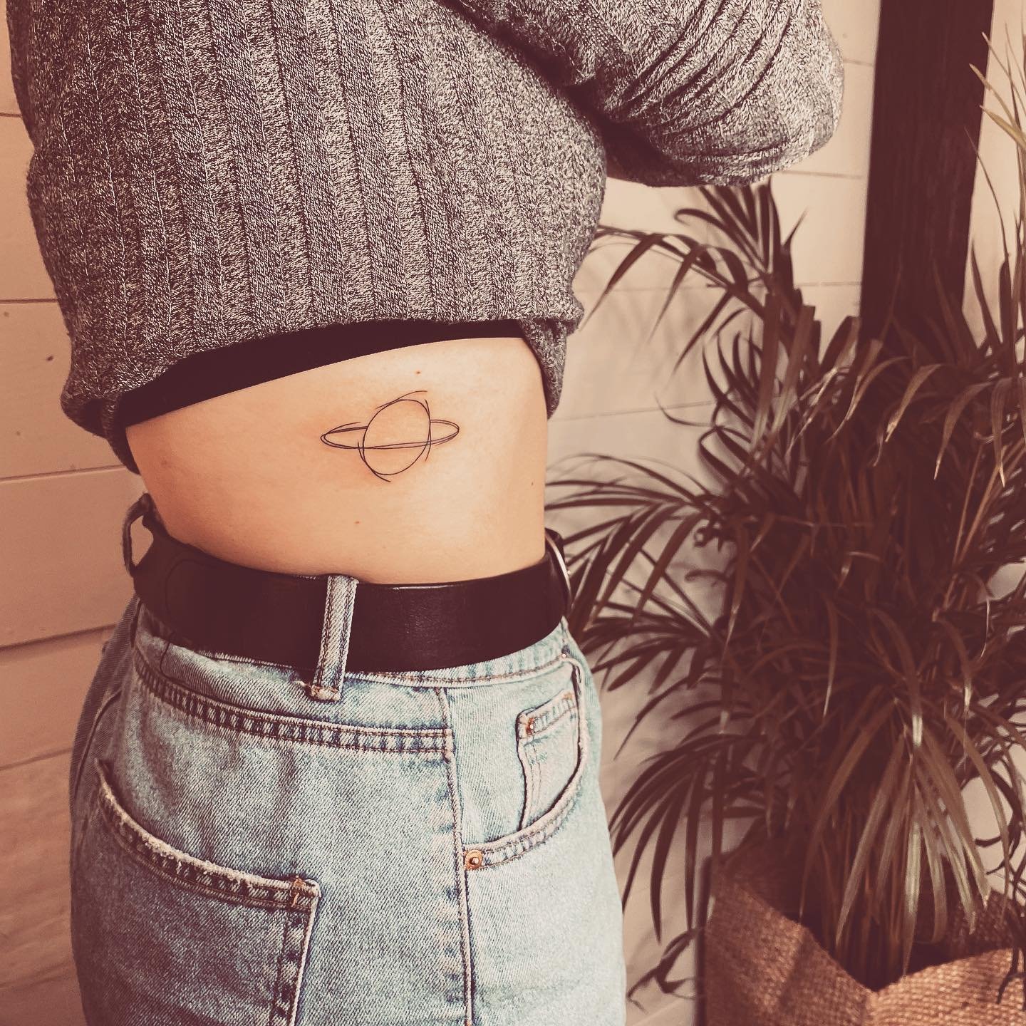Tatuaje de astro en antebrazo, línea fina Sinkply Madrid