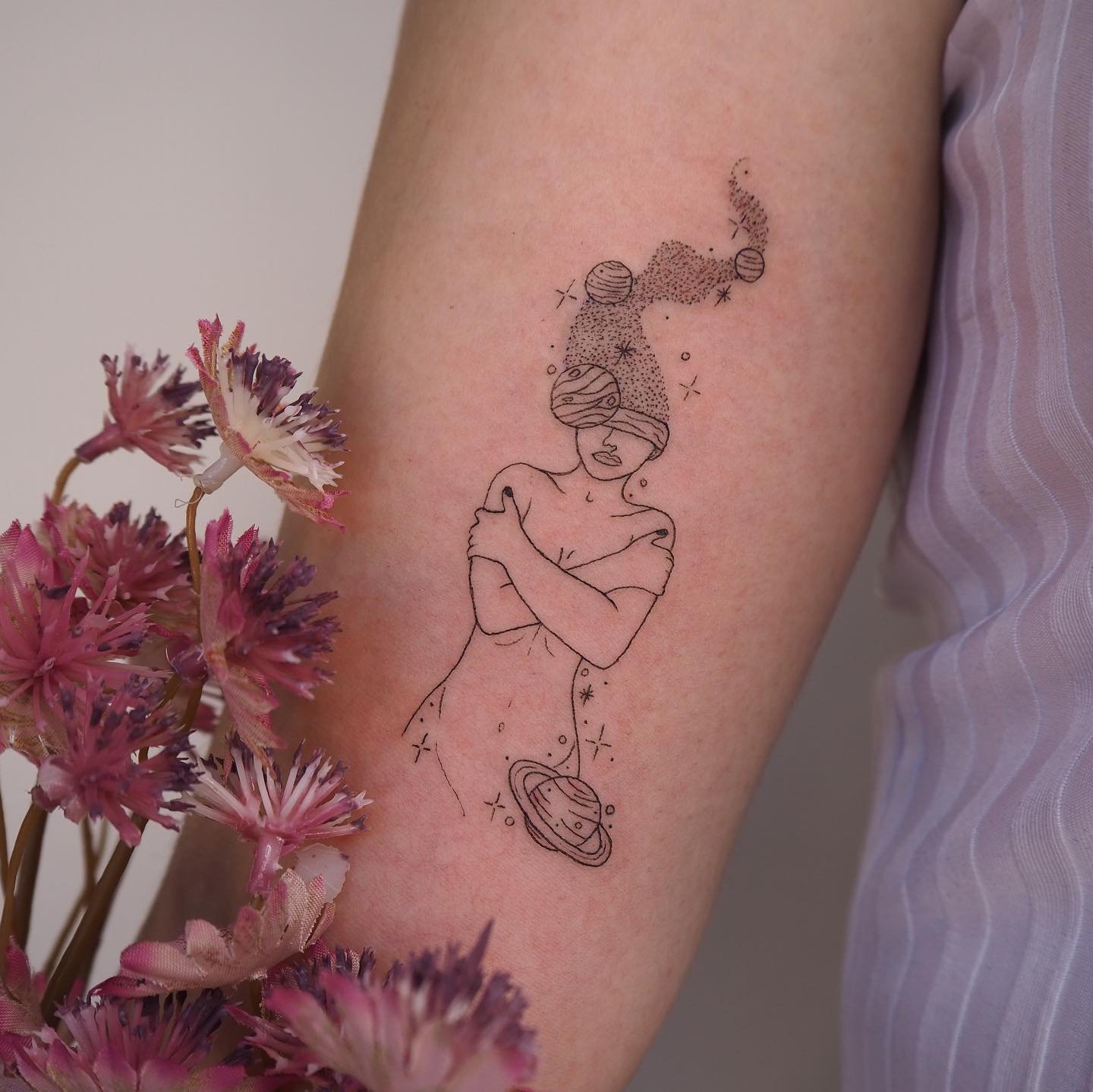 Tatuaje de astro en antebrazo, línea fina Sinkply Madrid