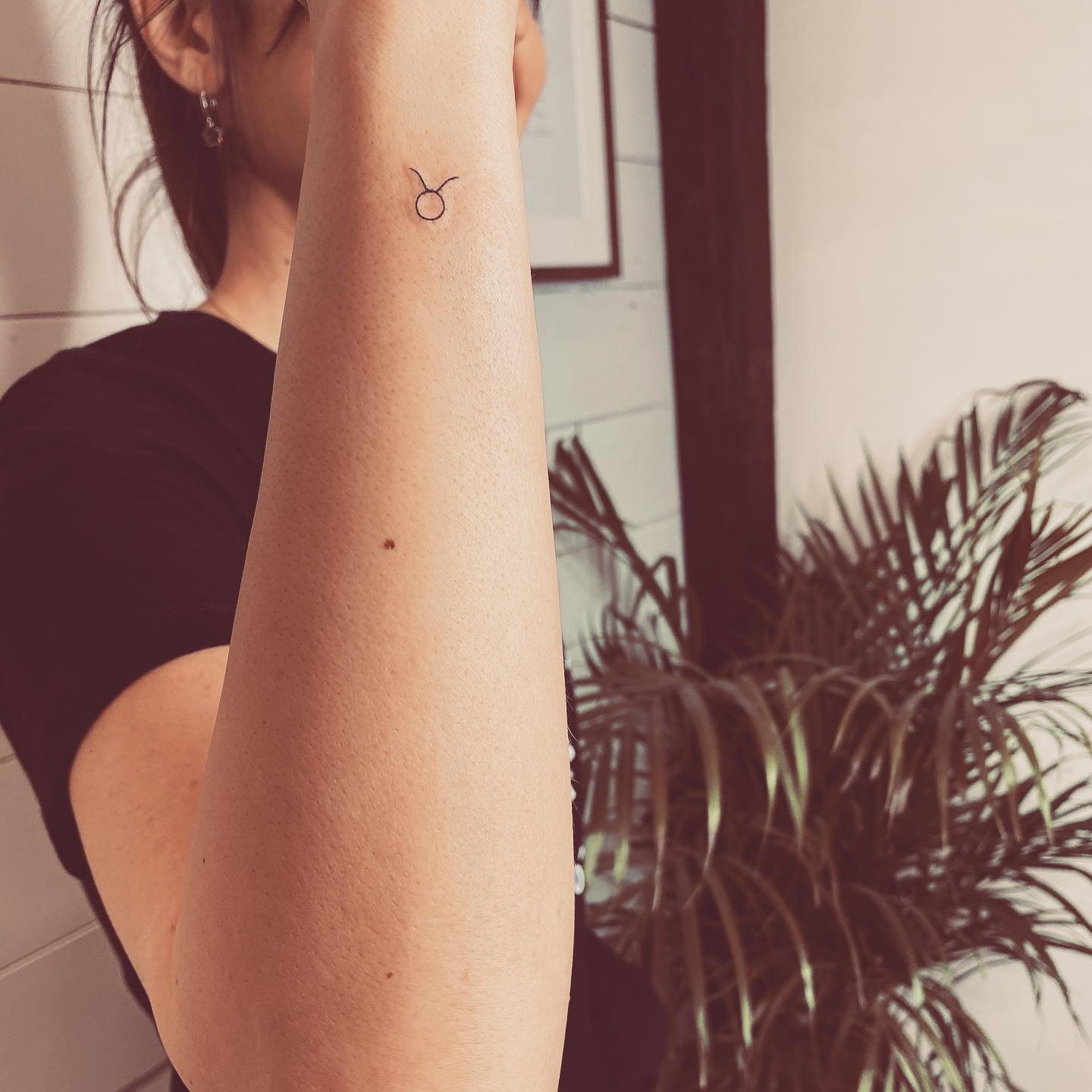 Tatuaje de astro en antebrazo, línea fina Sinkply Madrid