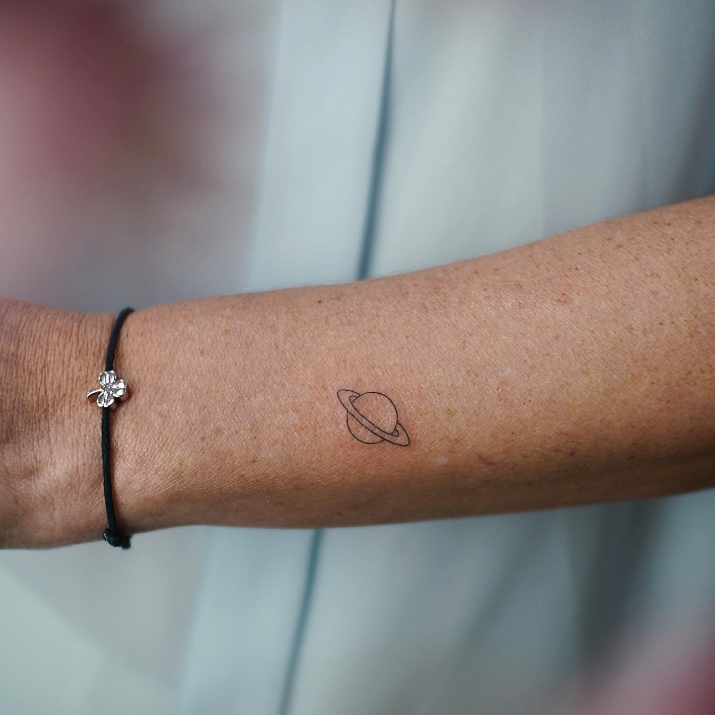Tatuaje de astro en antebrazo, línea fina Sinkply Madrid