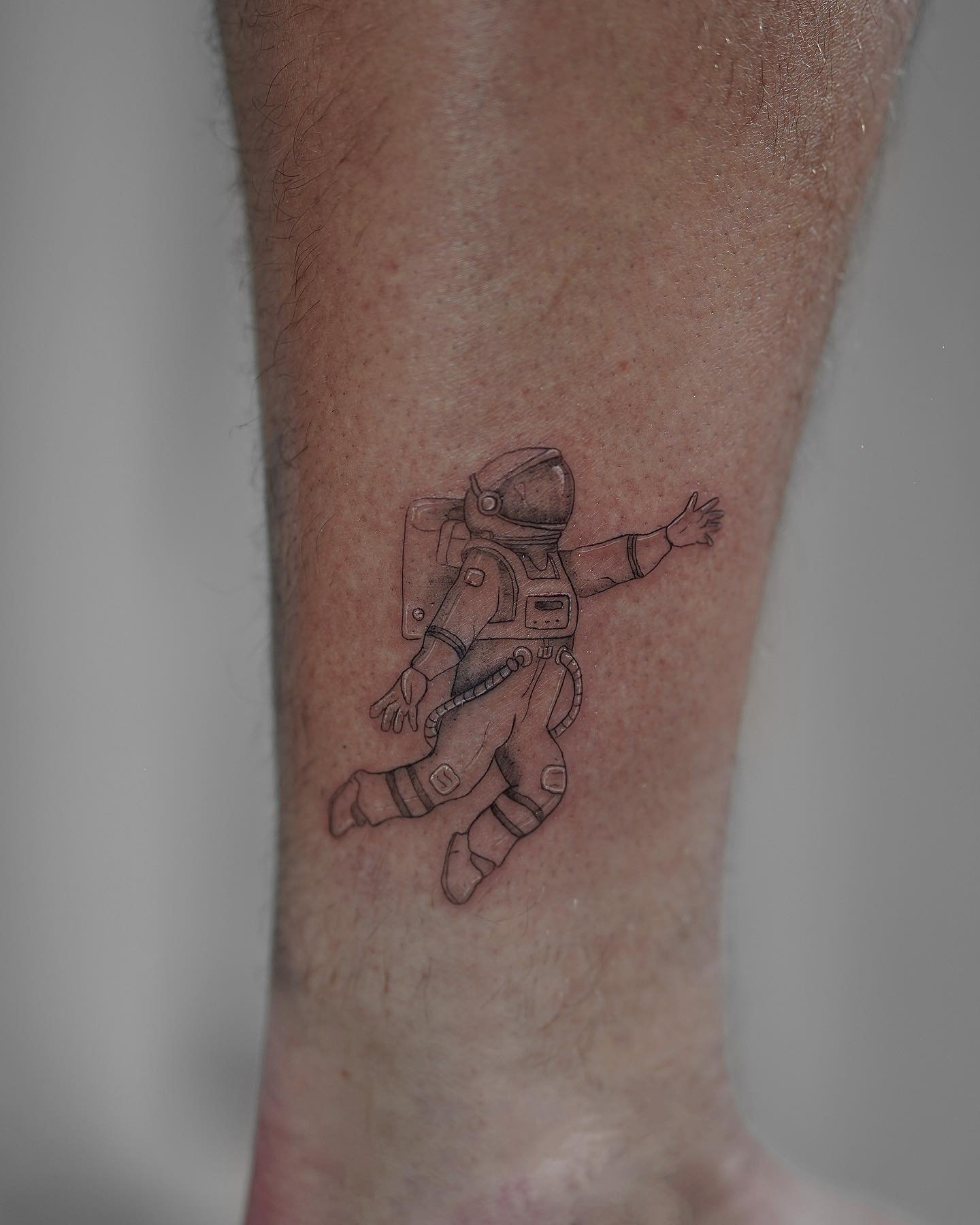 Tatuaje de astro en pierna, línea fina Sinkply Madrid