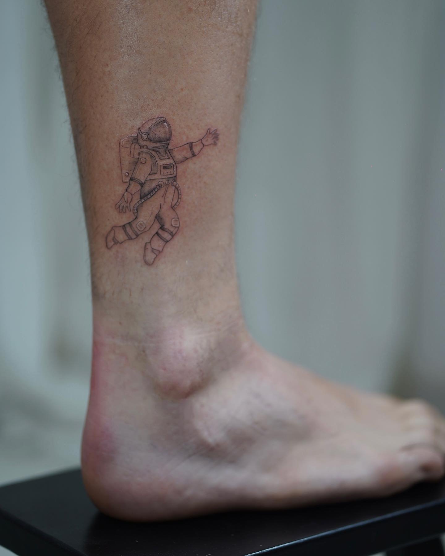 Tatuaje de astro en tobillo, línea fina Sinkply Madrid