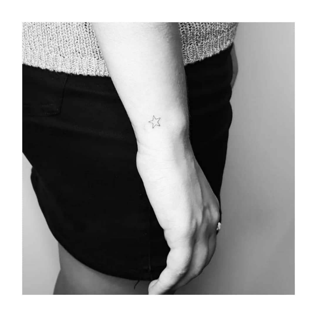 Tatuaje de estrella en antebrazo, línea fina Sinkply Madrid