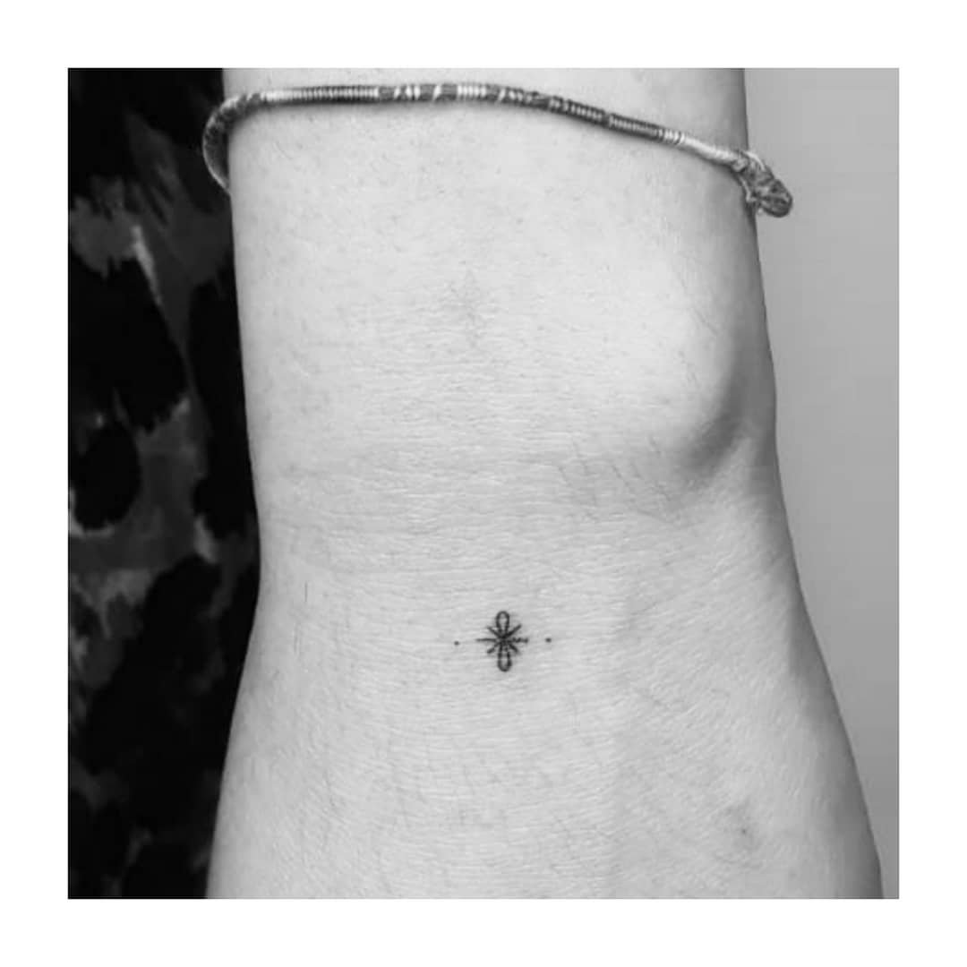 Tatuaje de estrella en antebrazo, línea fina Sinkply Madrid