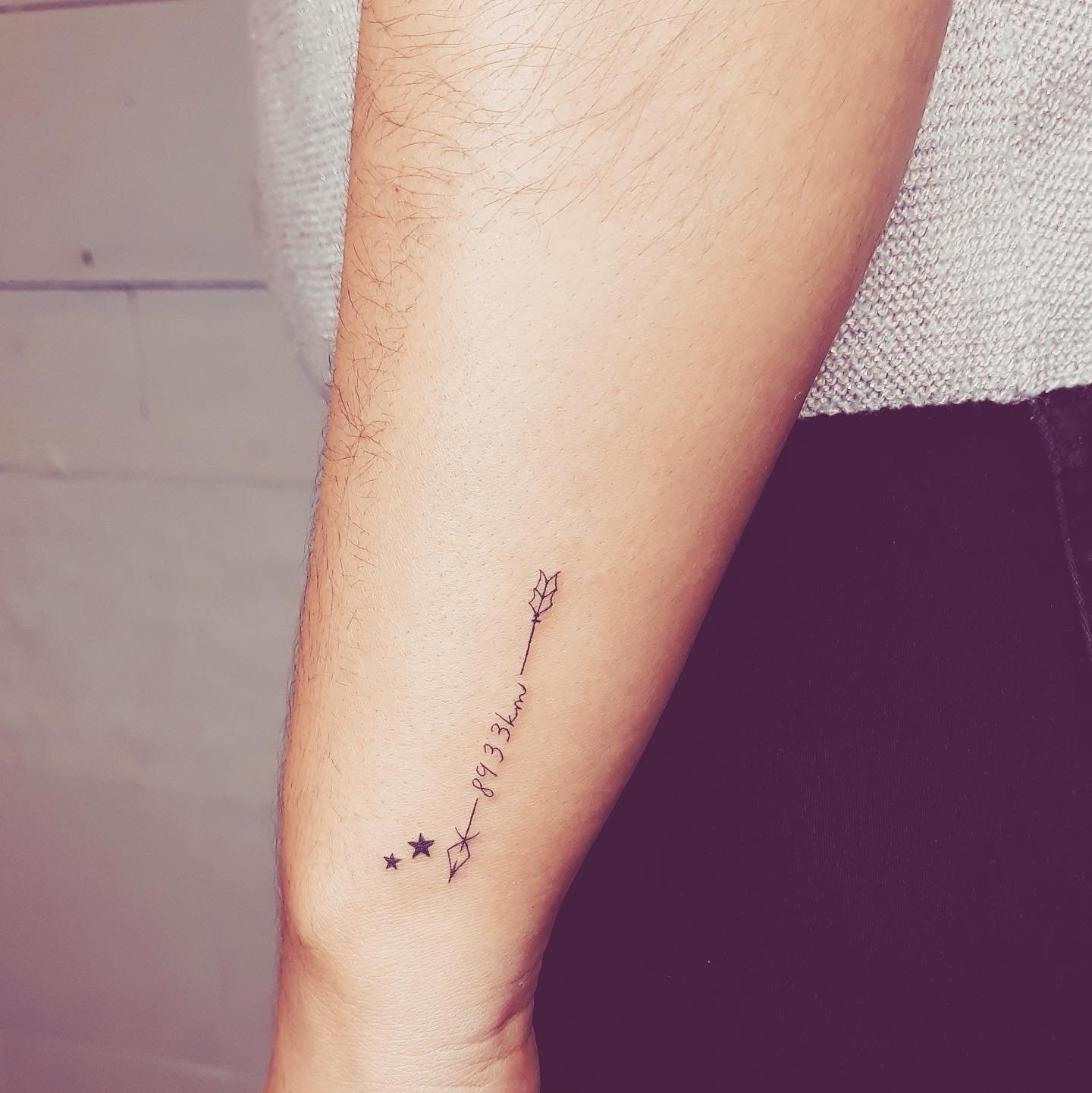 Tatuaje de estrella en antebrazo, línea fina Sinkply Madrid