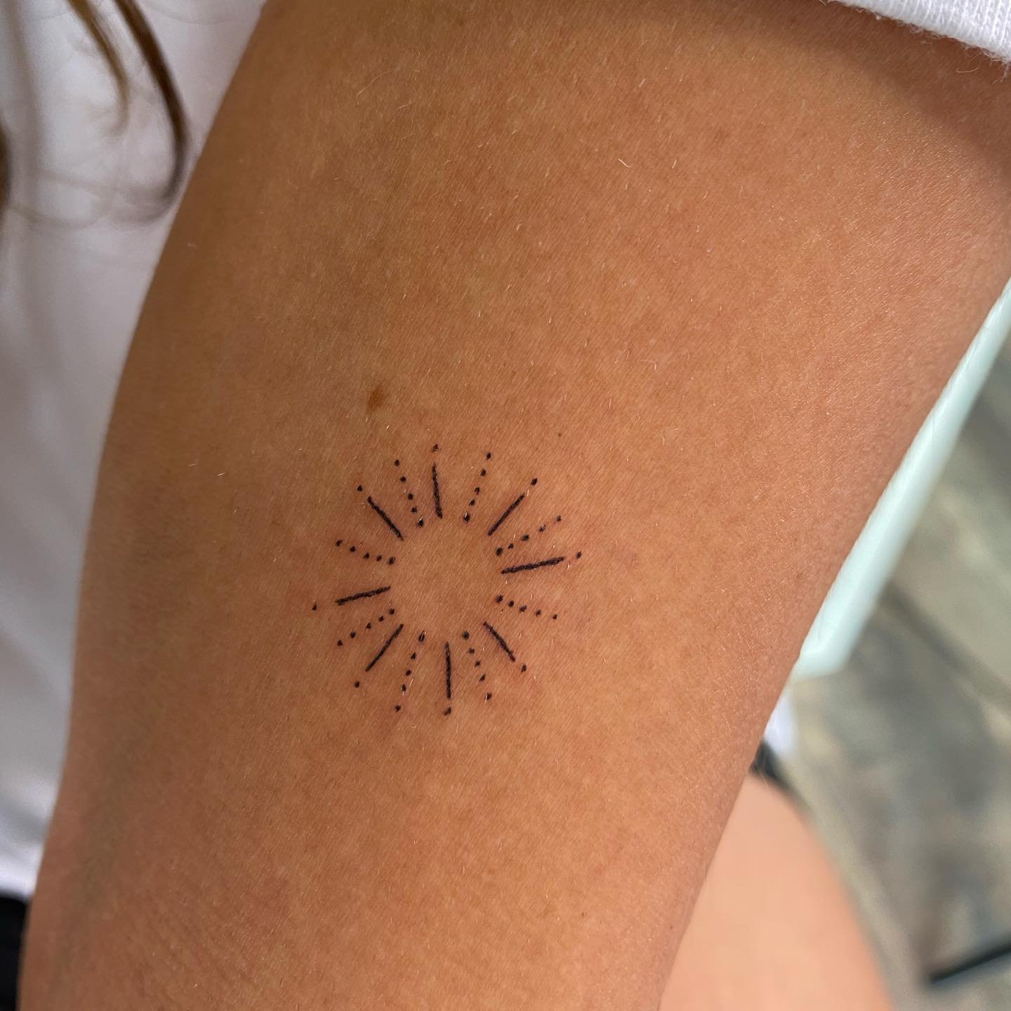 Tatuaje de estrella en antebrazo, línea fina Sinkply Madrid