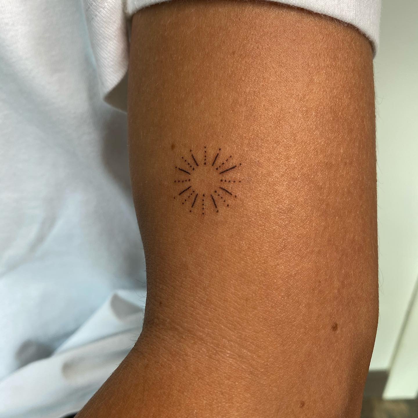 Tatuaje de estrella en antebrazo, línea fina Sinkply Madrid