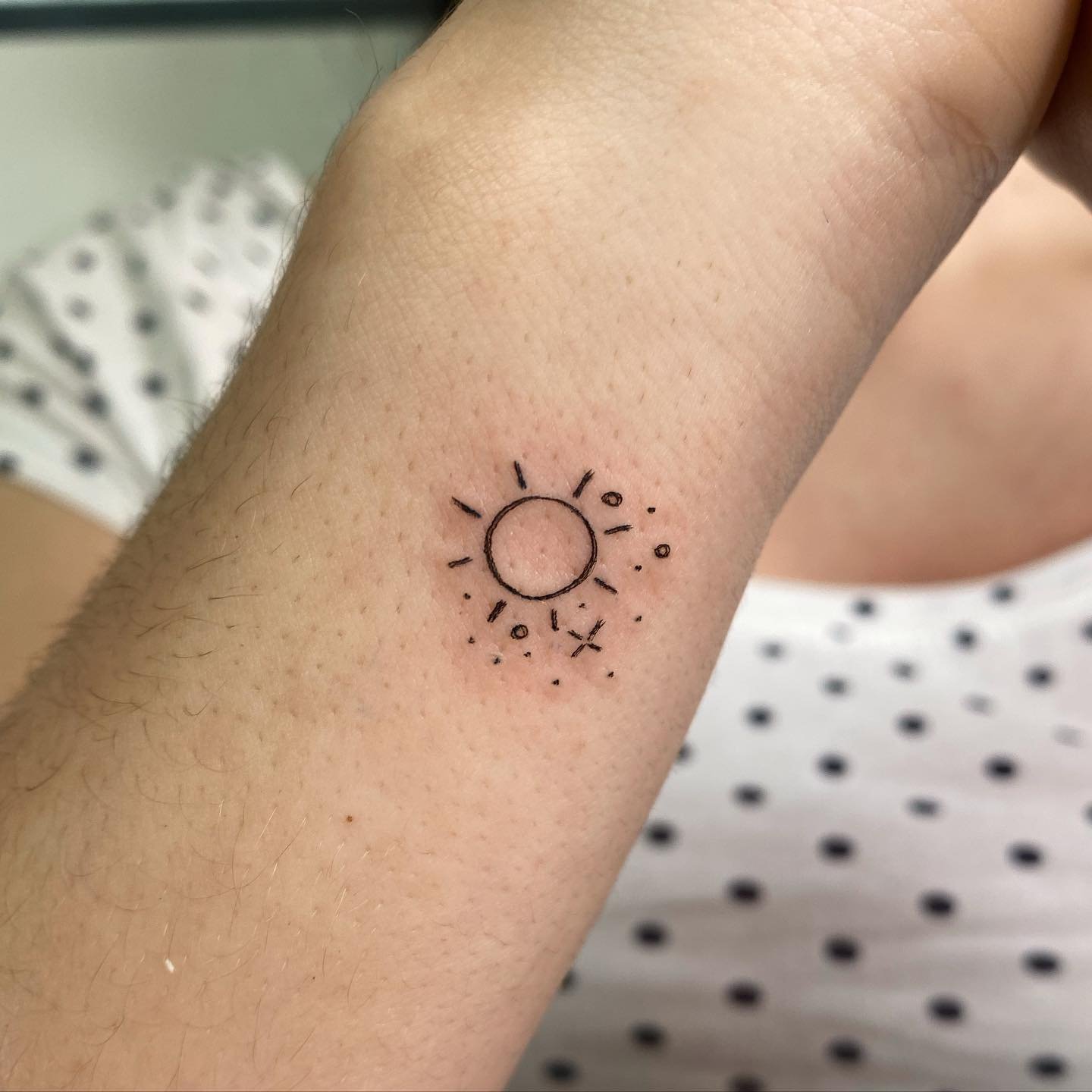 Tatuaje de estrella en antebrazo, línea fina Sinkply Madrid