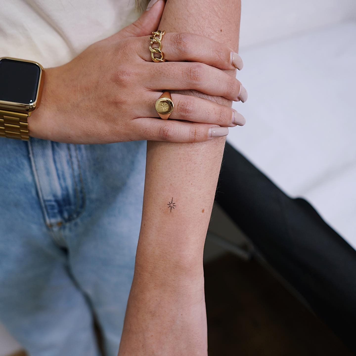 Tatuaje de estrella en antebrazo, línea fina Sinkply Madrid