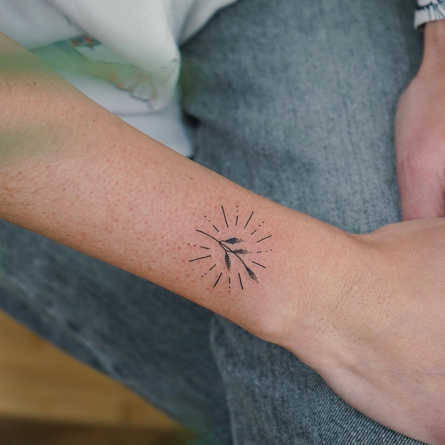 Tatuaje de estrella en antebrazo, línea fina Sinkply Madrid