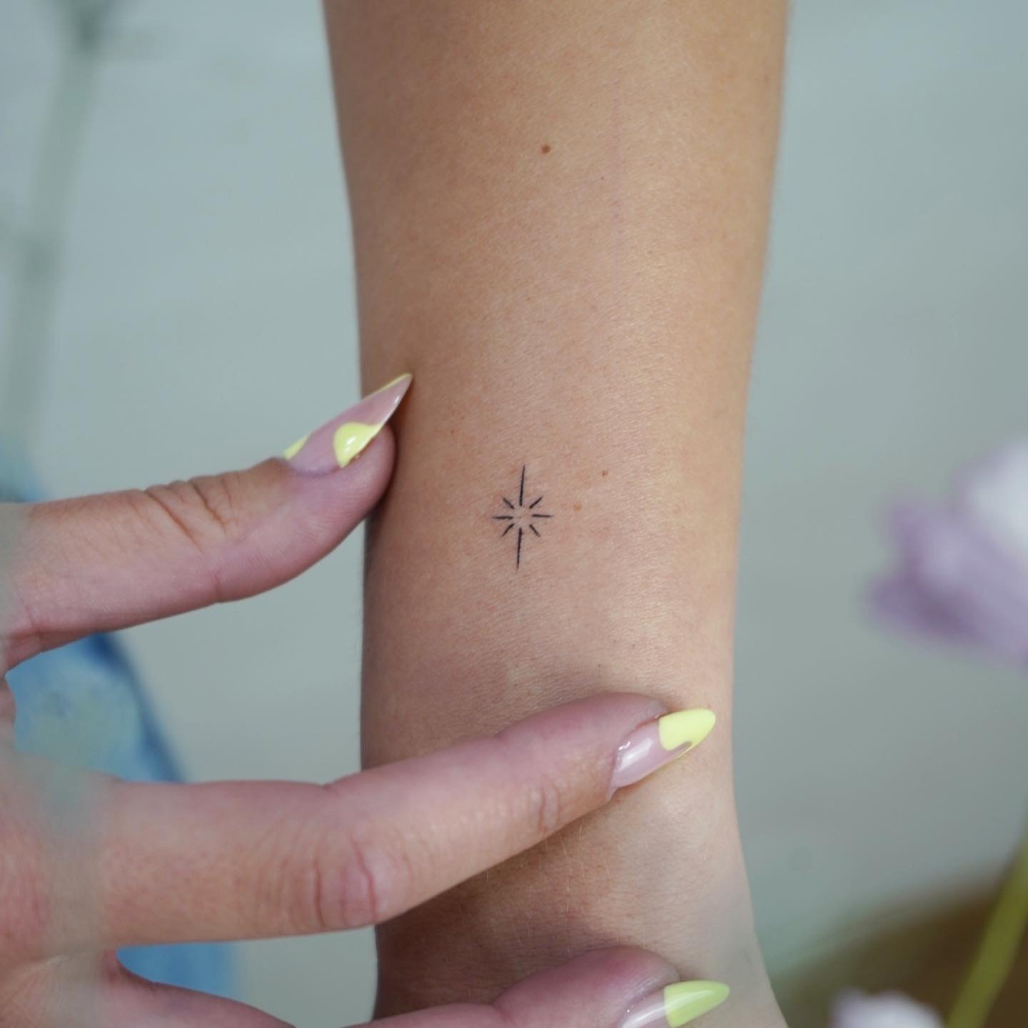 Tatuaje de estrella en antebrazo, línea fina Sinkply Madrid