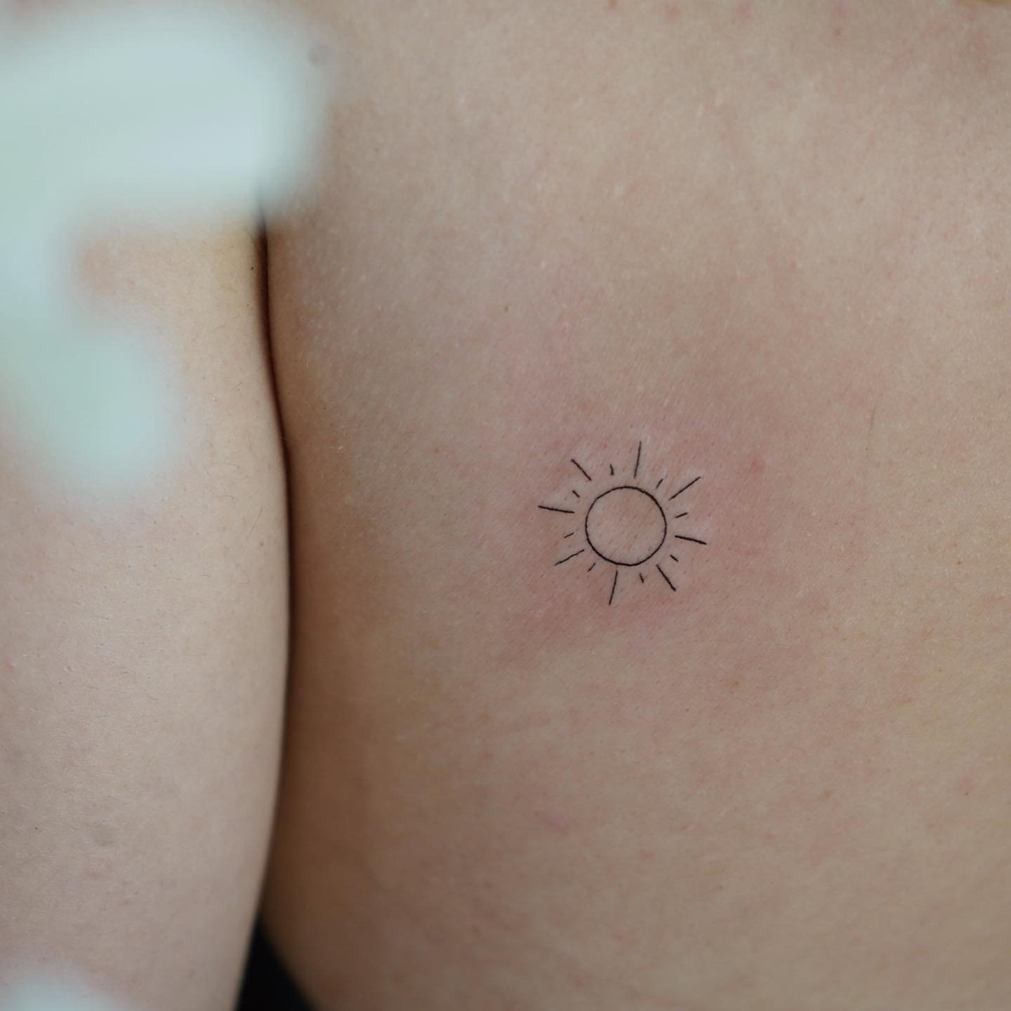 Tatuaje de estrella en antebrazo, línea fina Sinkply Madrid