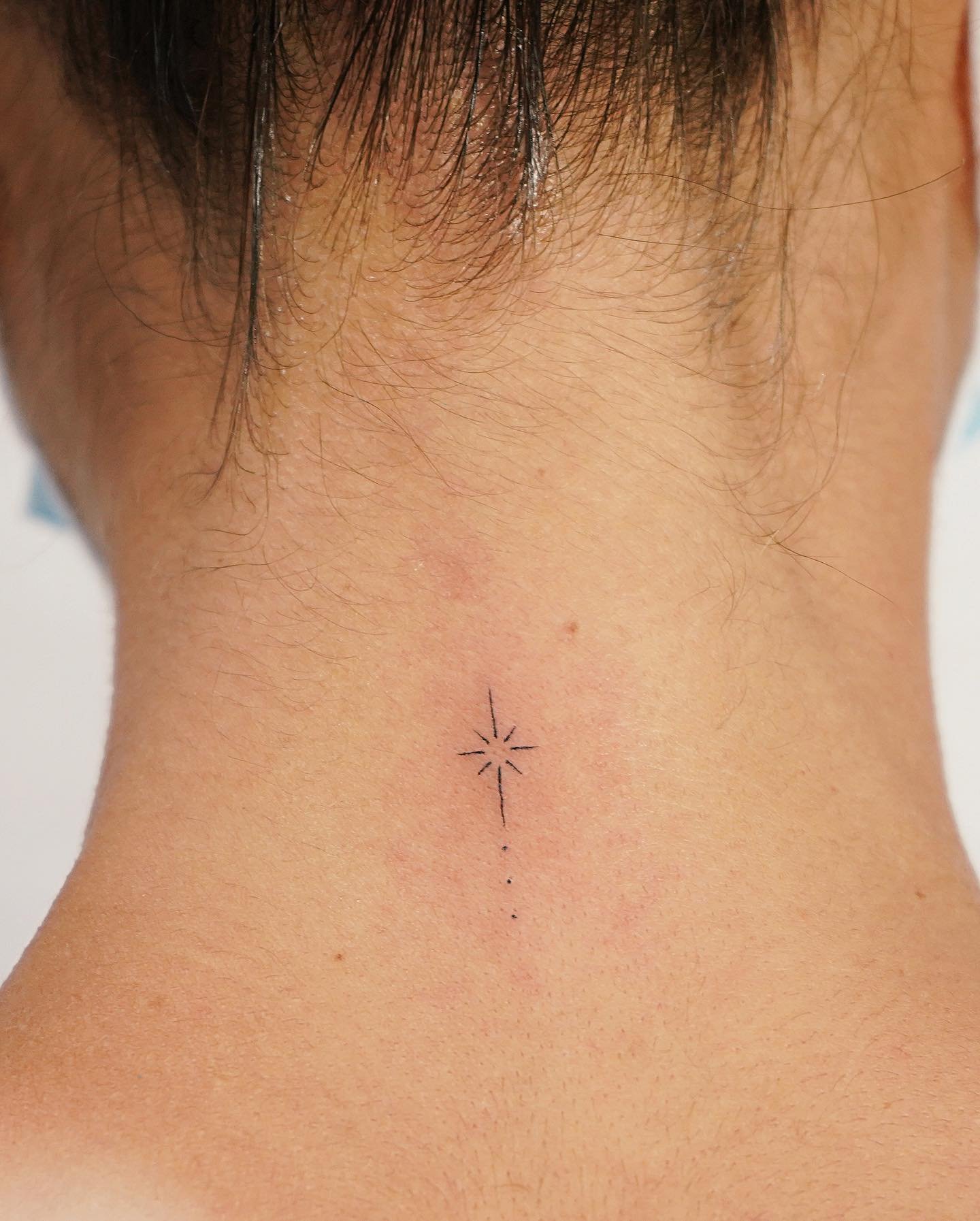 Tatuaje de estrella en antebrazo, línea fina Sinkply Madrid