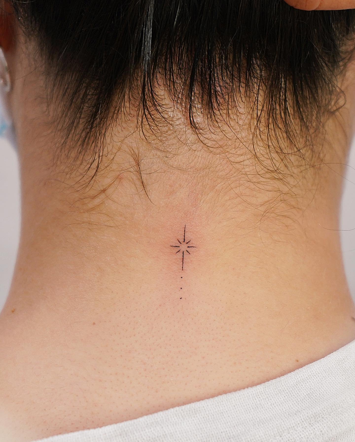 Tatuaje de estrella en antebrazo, línea fina Sinkply Madrid