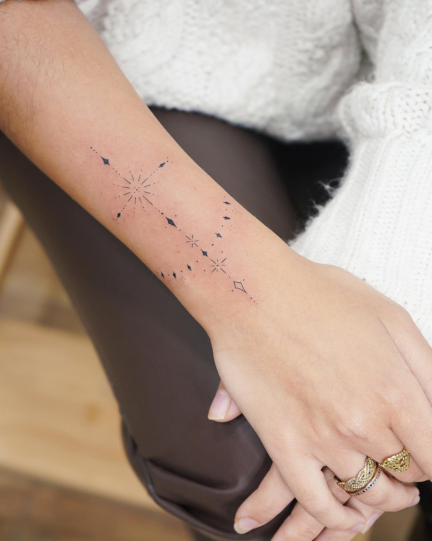 Tatuaje de estrella en antebrazo, línea fina Sinkply Madrid
