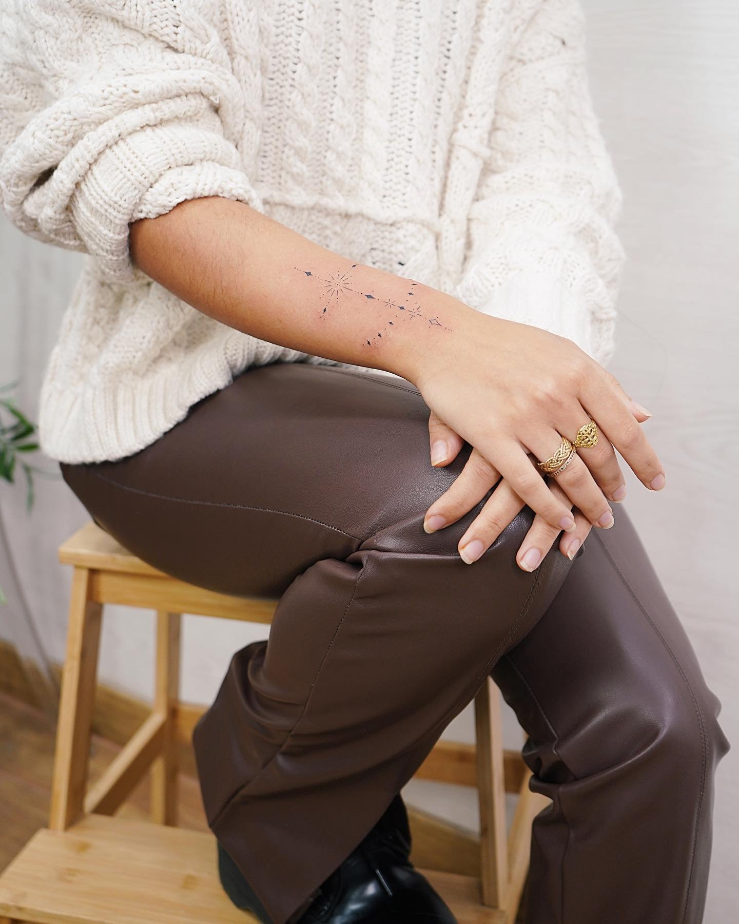 Tatuaje de estrella en antebrazo, línea fina Sinkply Madrid